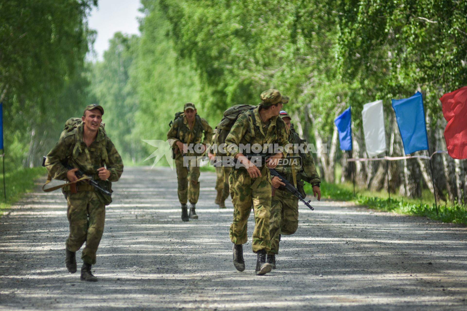 Новосибирск. Военнослужащие во время прохождения `Тропы разведчика` на этапе международного конкурса `Отличники войсковой разведки` на полигоне.