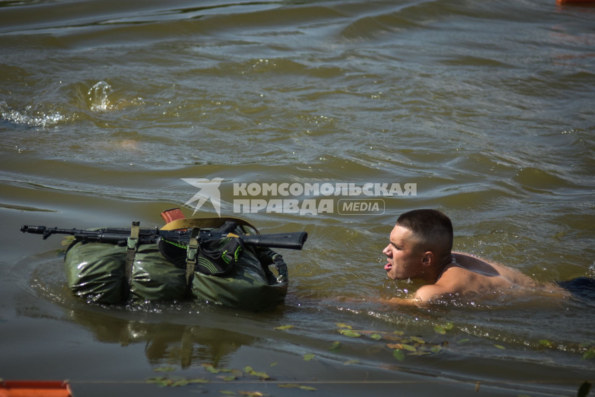 Новосибирск. Военнослужащий во время прохождения `Тропы разведчика` на этапе международного конкурса `Отличники войсковой разведки`   на полигоне.