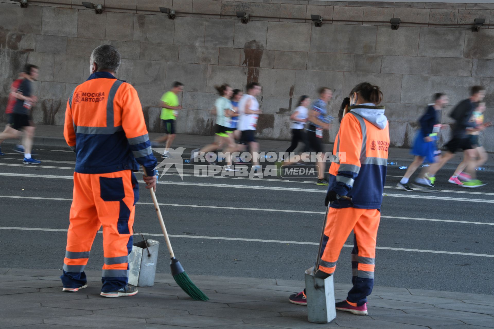 Москва.  Участники забега во время Московского полумарафона - 2020.