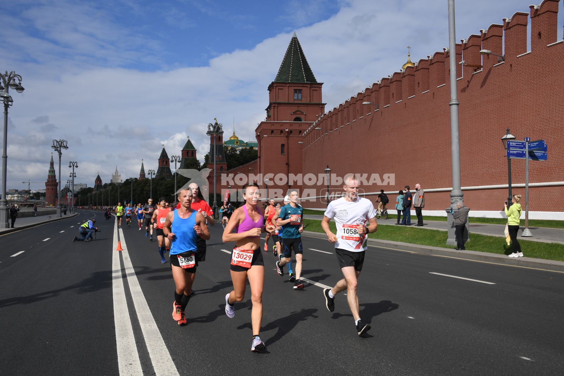 Москва.  Участники забега во время Московского полумарафона - 2020.