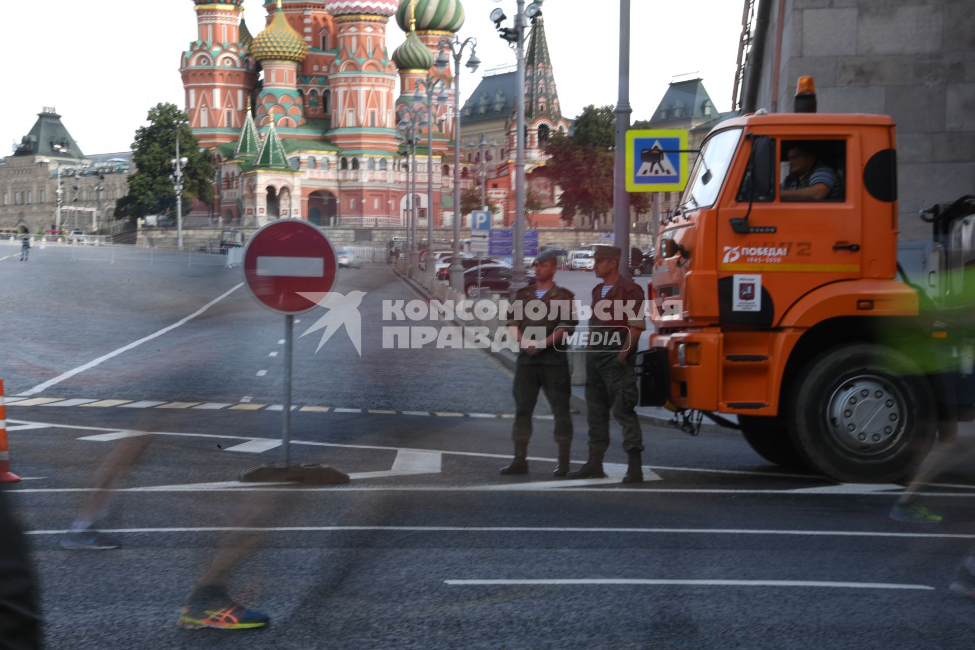 Москва.  Участники забега во время Московского полумарафона - 2020.