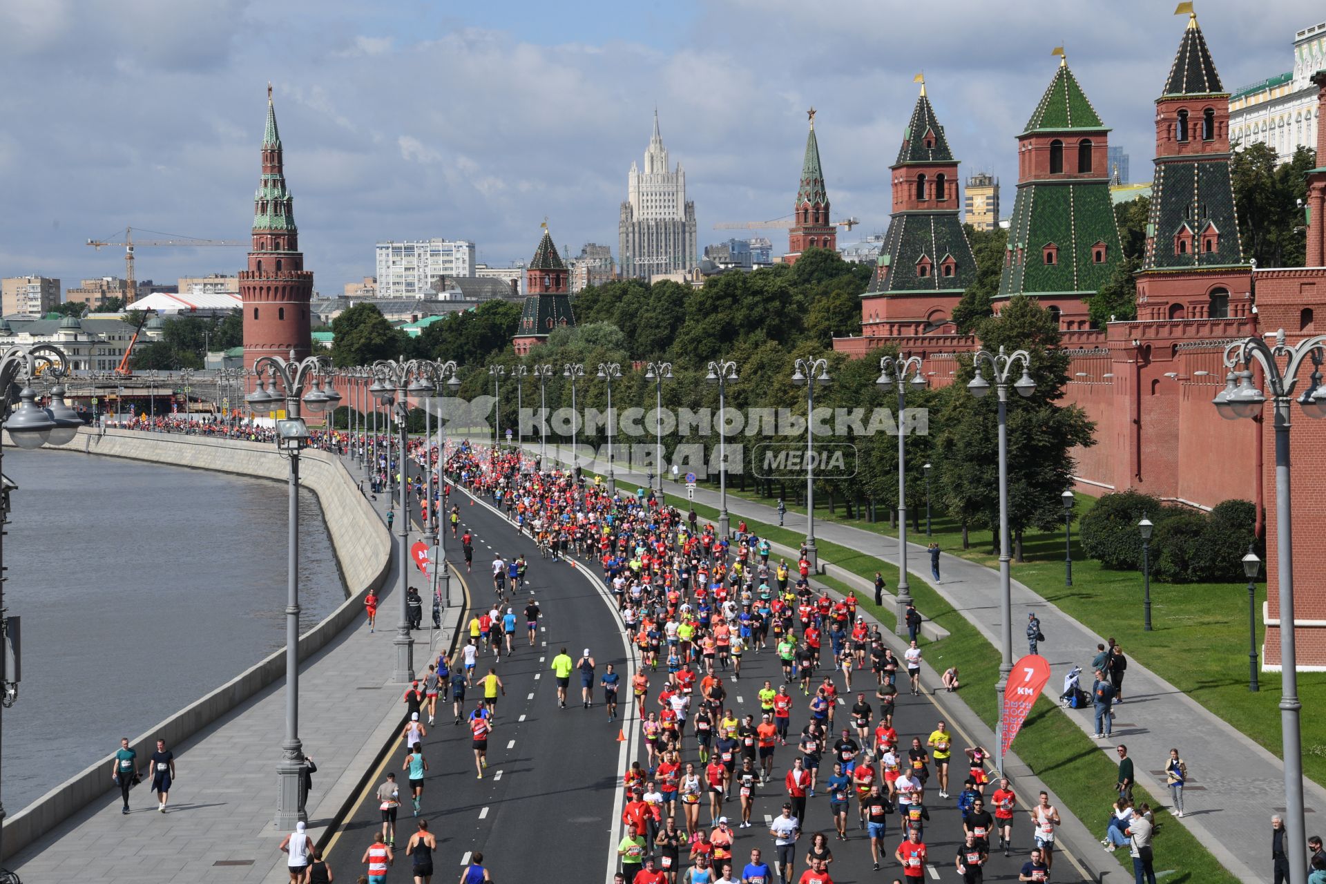 Москва.  Участники забега во время Московского полумарафона - 2020.