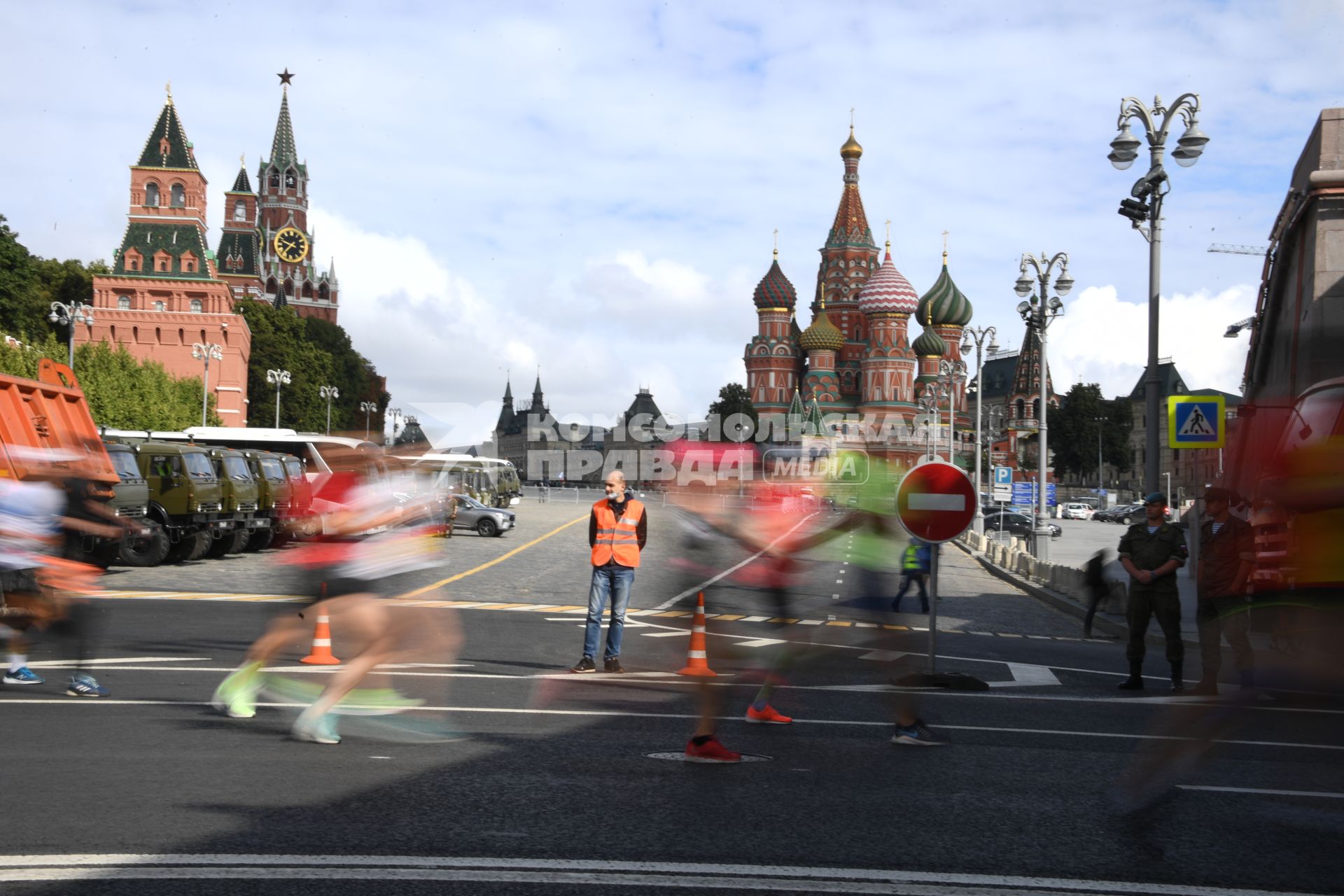 Москва.  Участники забега во время Московского полумарафона - 2020.