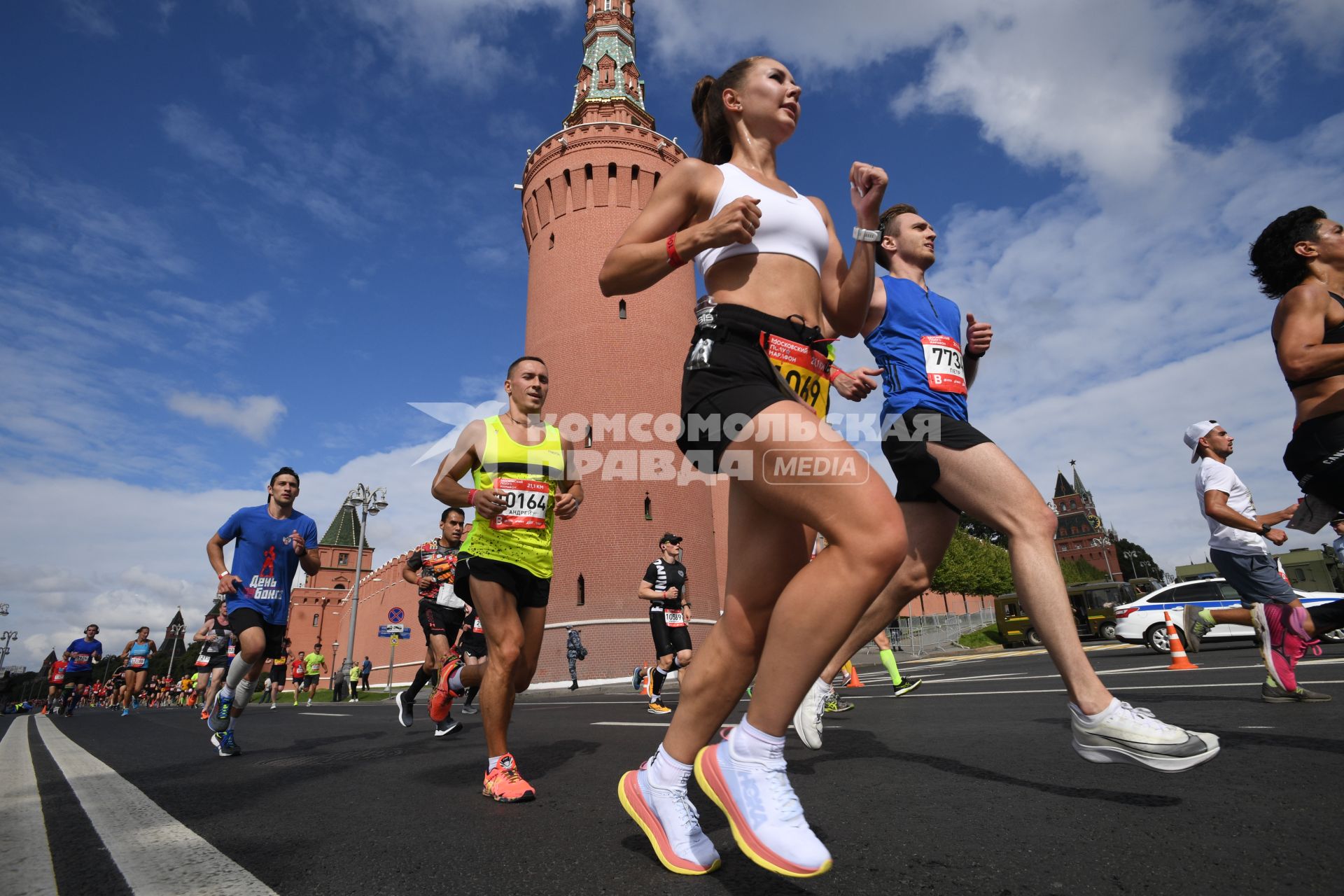 Москва.  Участники забега во время Московского полумарафона - 2020.