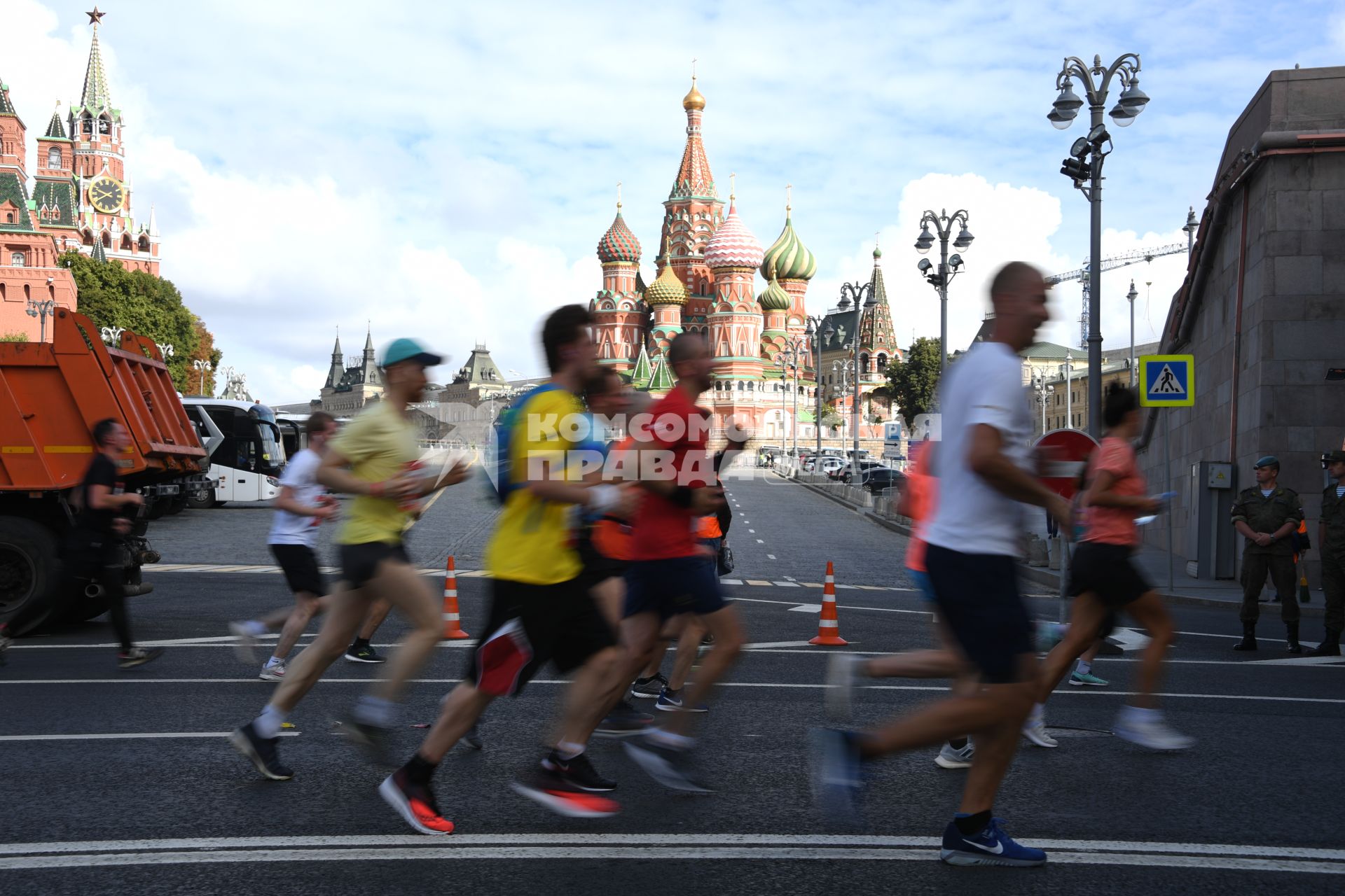 Москва.  Участники забега во время Московского полумарафона - 2020.