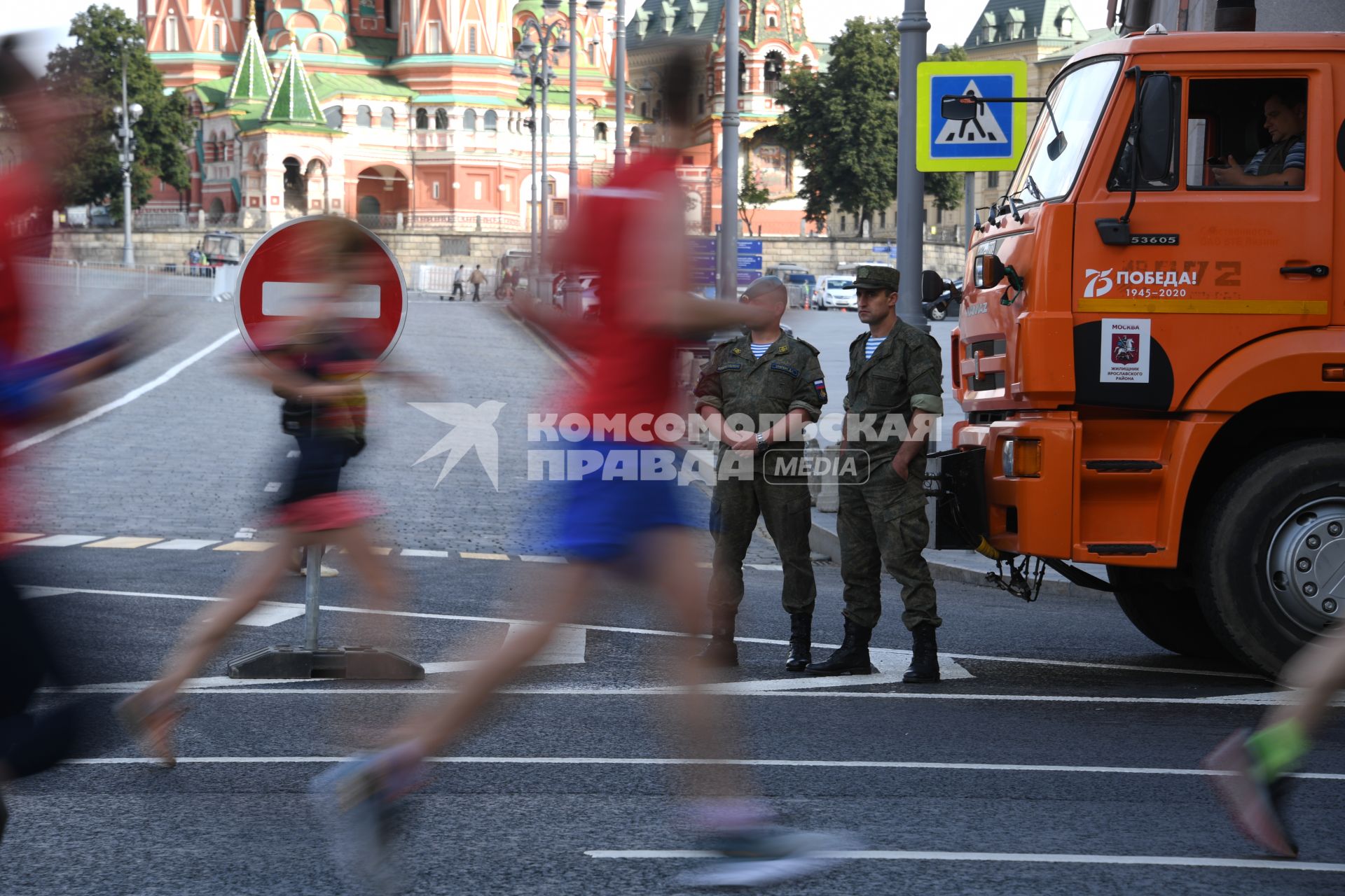 Москва.  Участники забега во время Московского полумарафона - 2020.