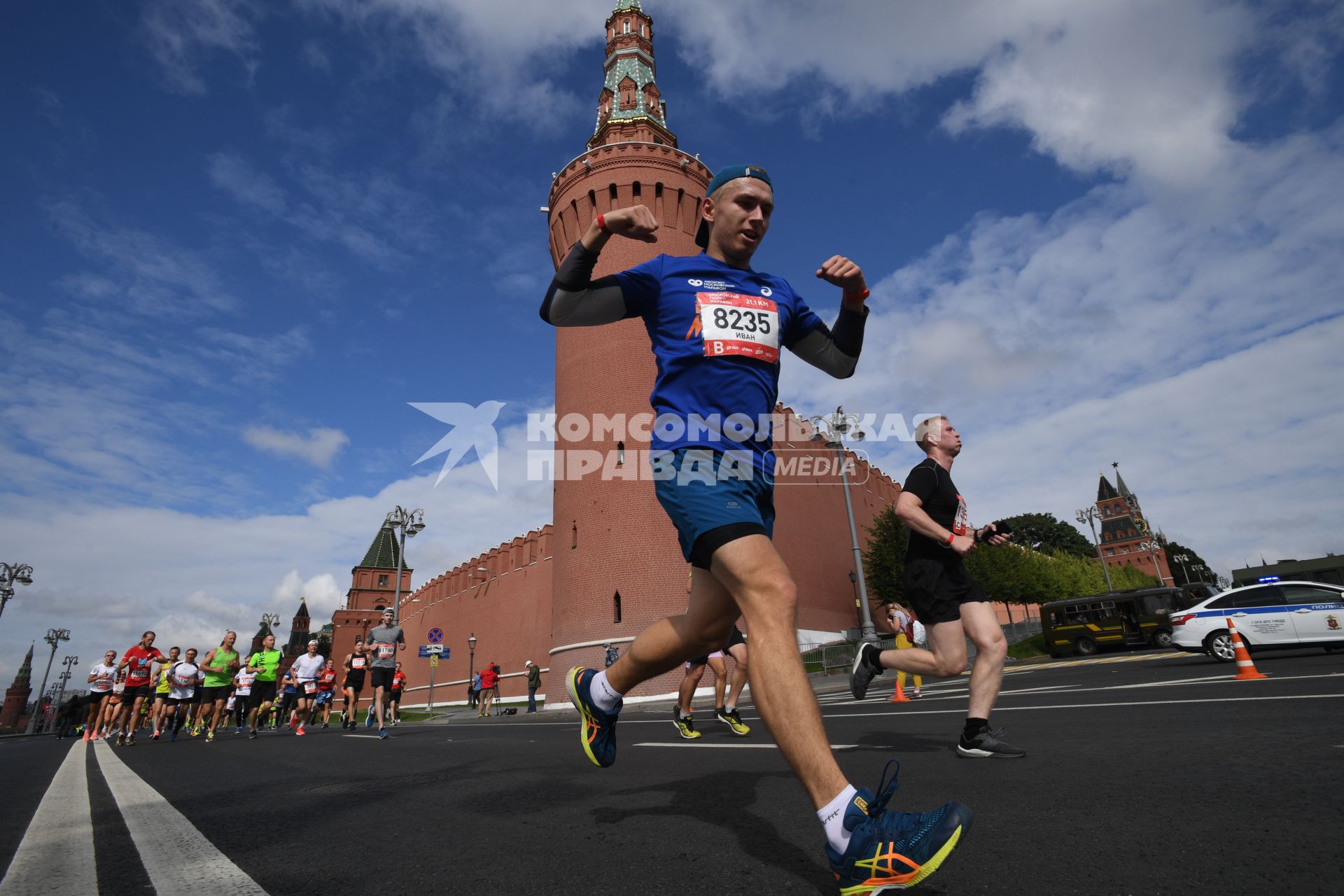 Москва.  Участники забега во время Московского полумарафона - 2020.