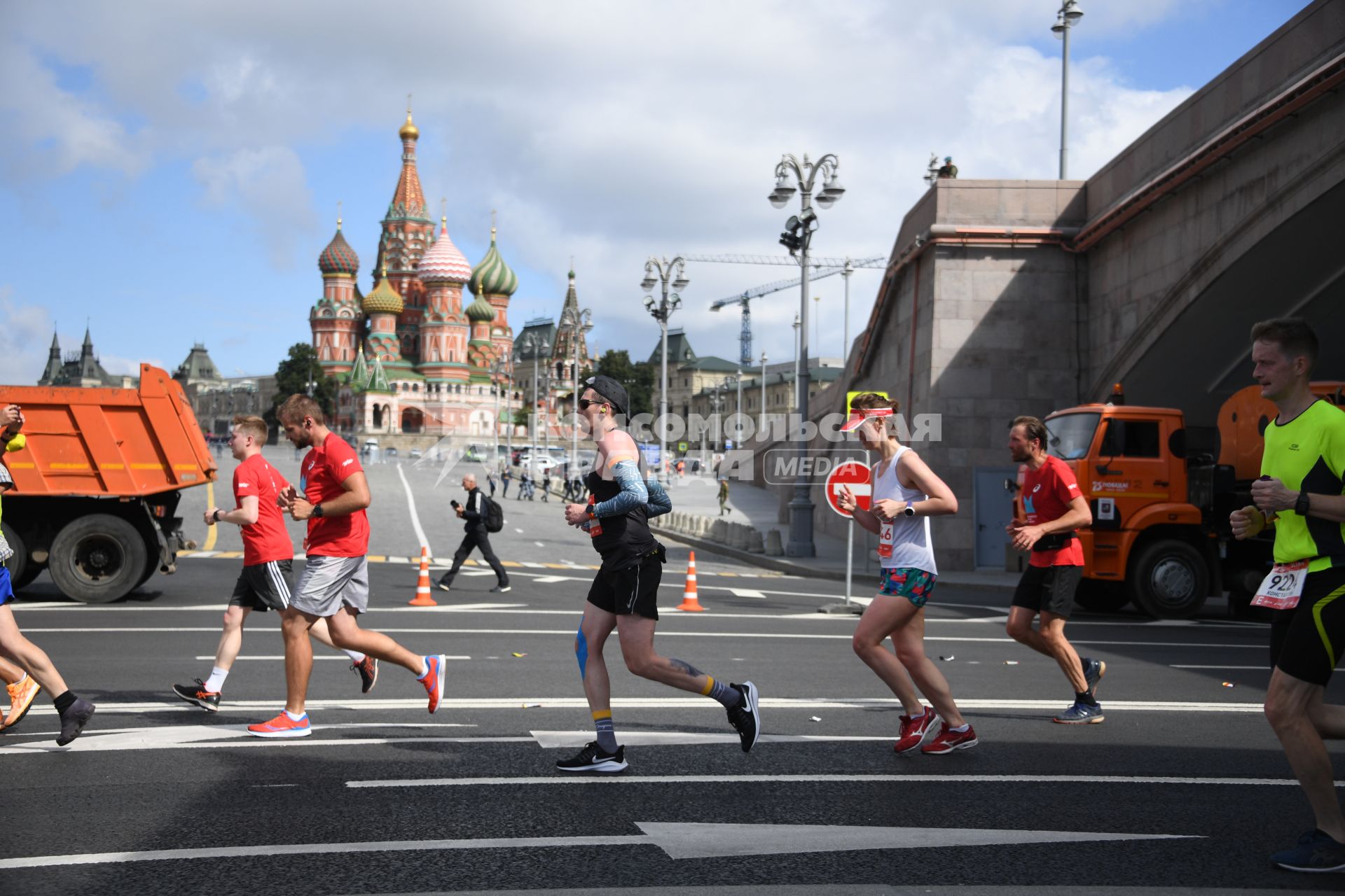 Москва.  Участники забега во время Московского полумарафона - 2020.