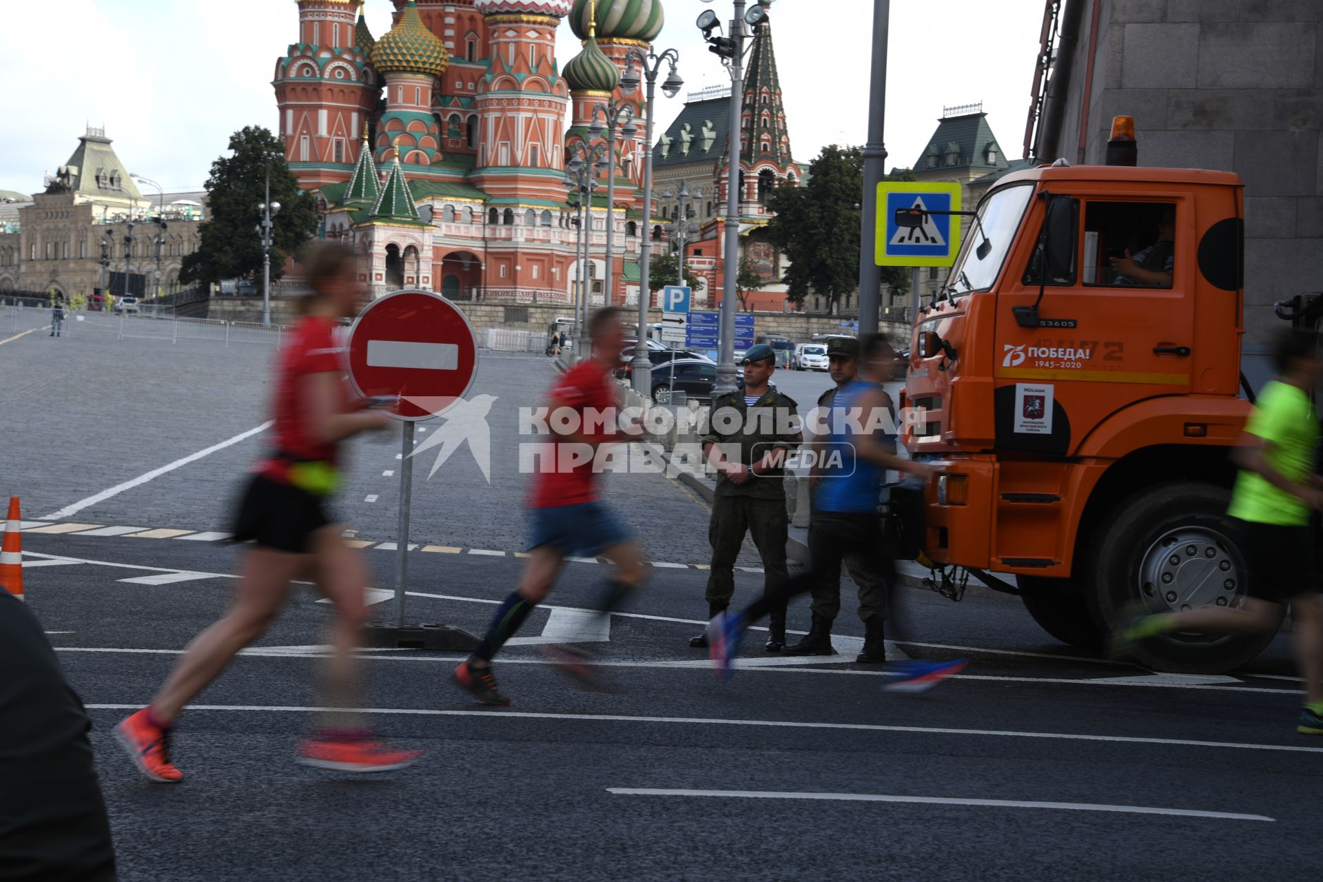 Москва.  Участники забега во время Московского полумарафона - 2020.