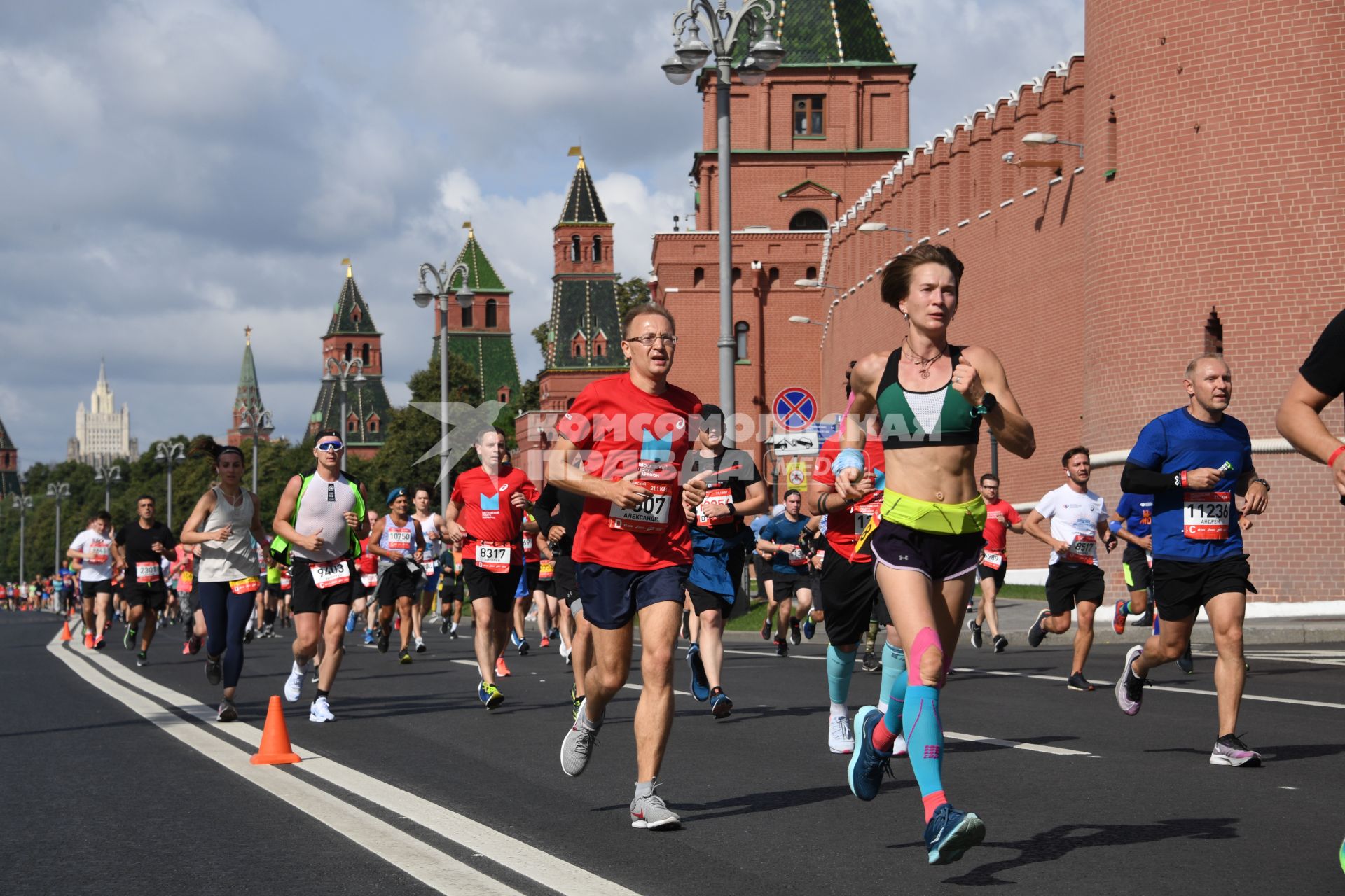 Москва.  Участники забега во время Московского полумарафона - 2020.