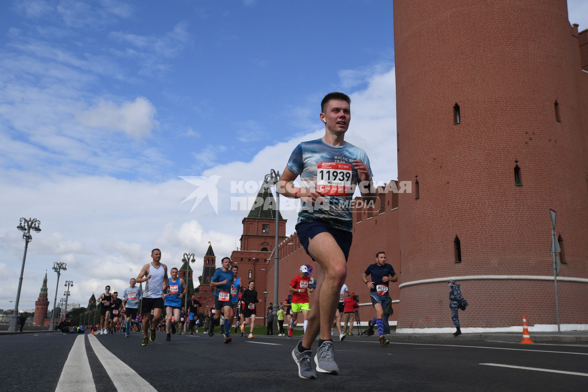 Москва.  Участники забега во время Московского полумарафона - 2020.