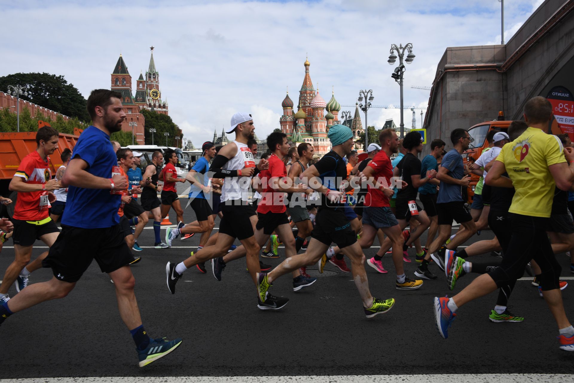 Москва.  Участники забега во время Московского полумарафона - 2020.