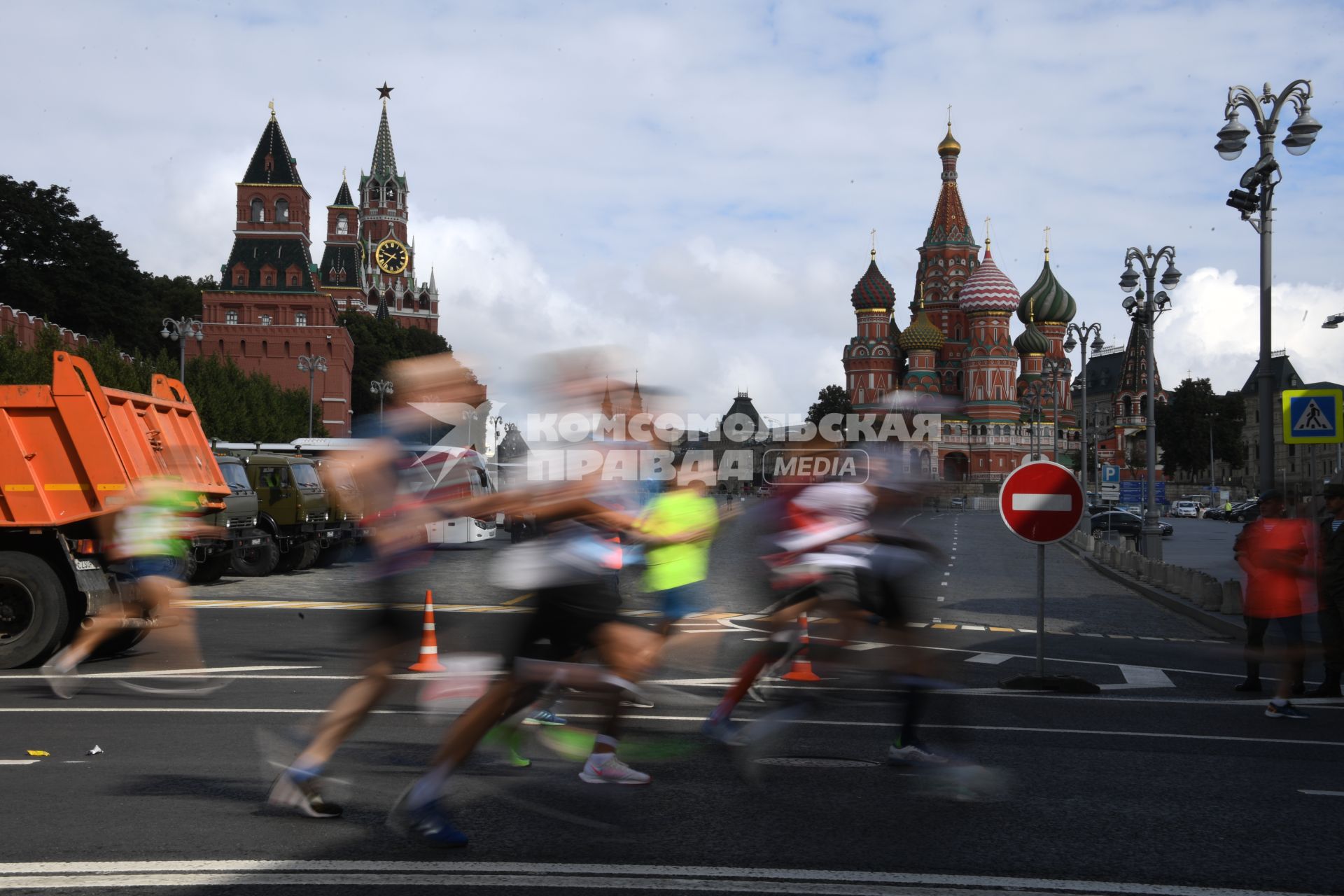 Москва.  Участники забега во время Московского полумарафона - 2020.