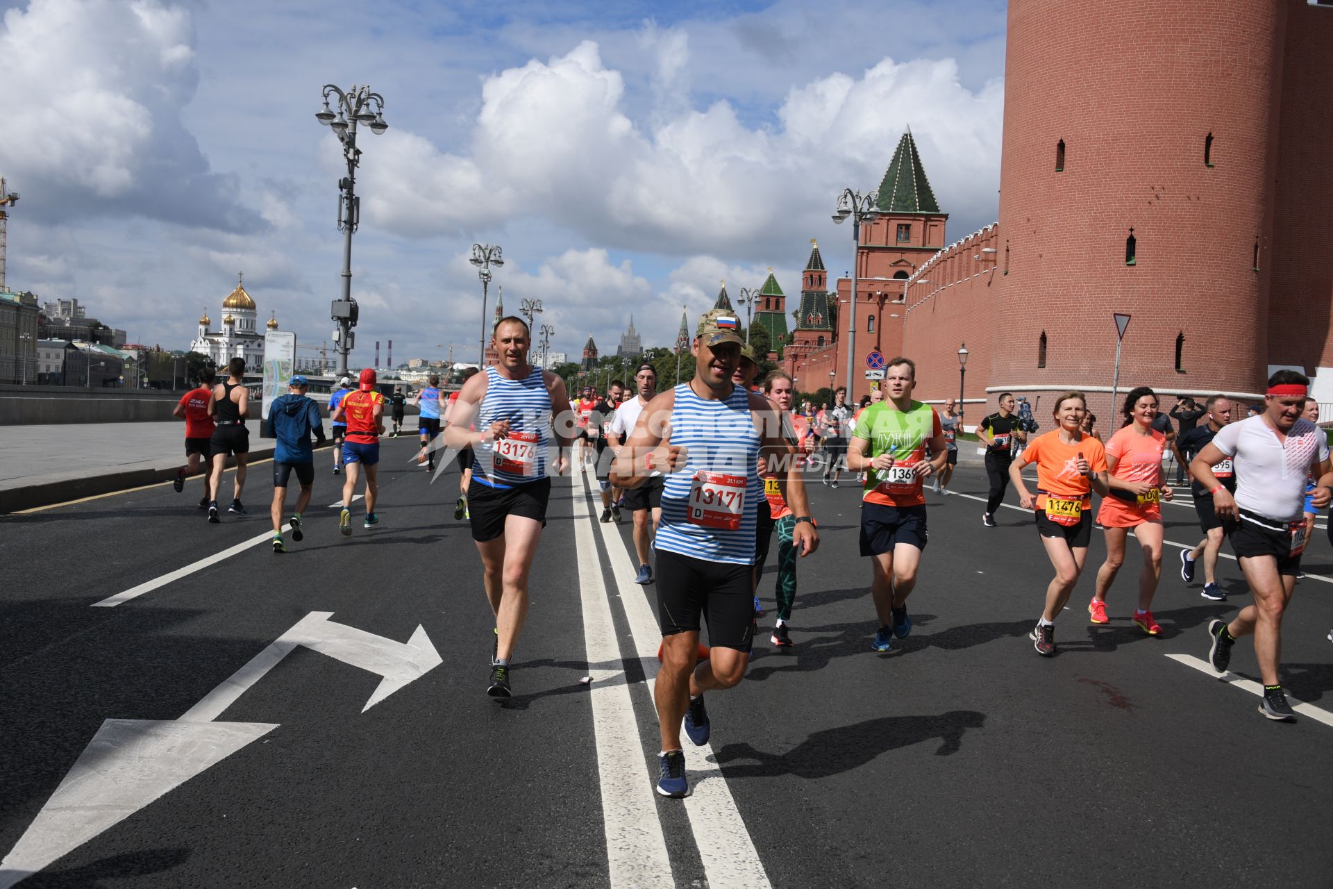 Москва.  Участники забега на финише Московского полумарафона - 2020.