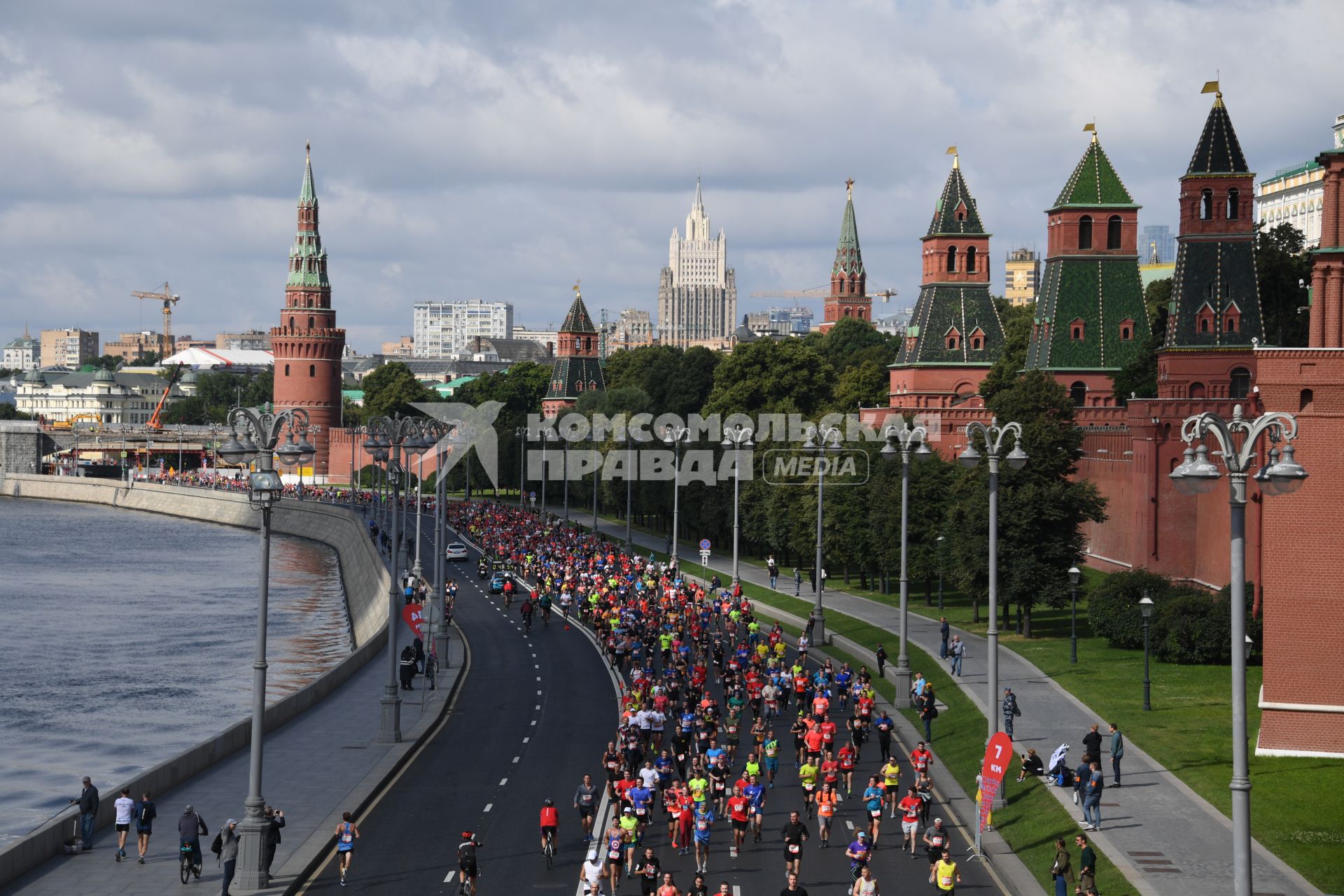 Москва.  Участники забега во время Московского полумарафона - 2020.