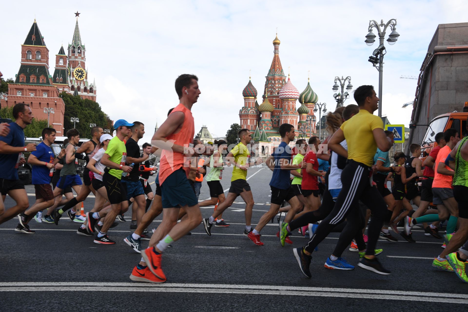 Москва.  Участники забега во время Московского полумарафона - 2020.