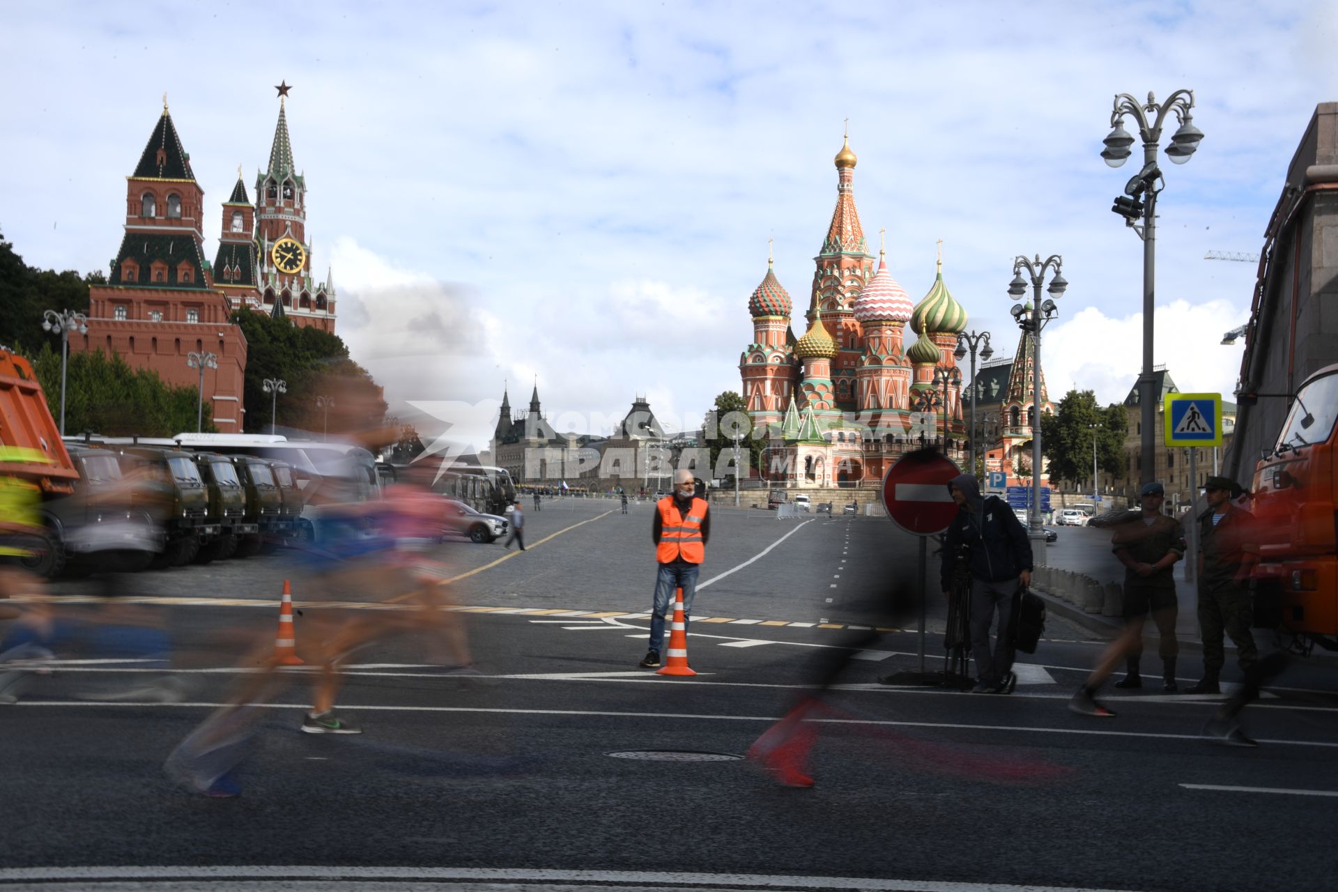 Москва.  Участники забега во время Московского полумарафона - 2020.