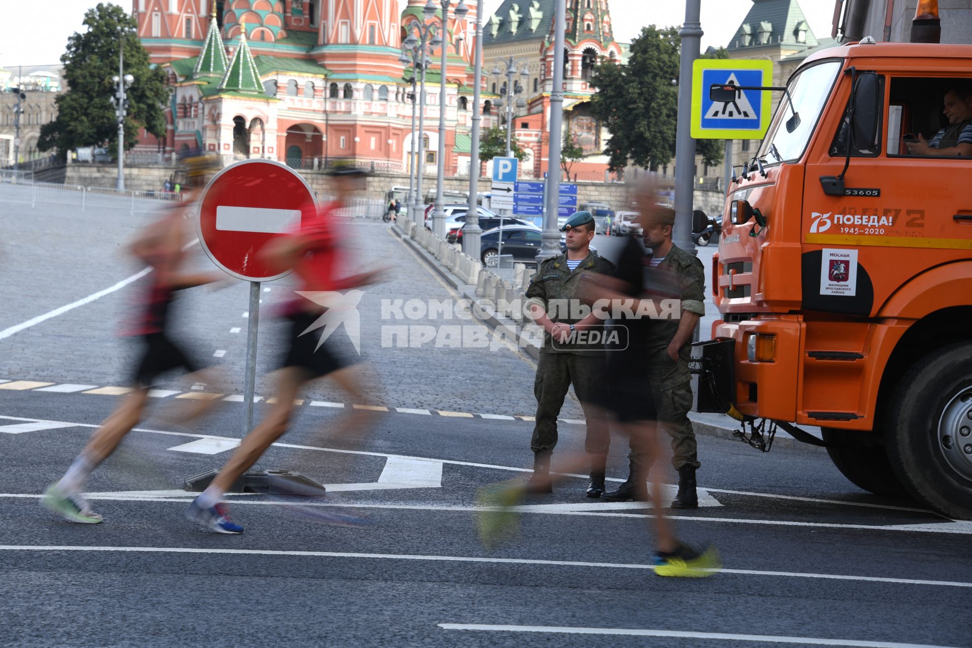 Москва.  Участники забега во время Московского полумарафона - 2020.