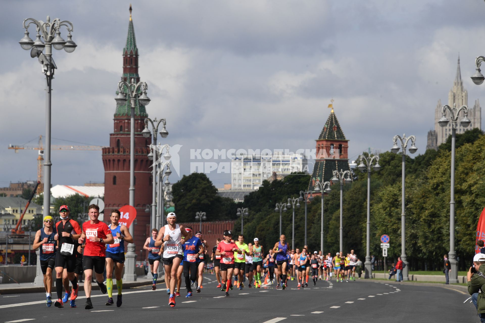 Москва.  Участники забега во время Московского полумарафона - 2020.