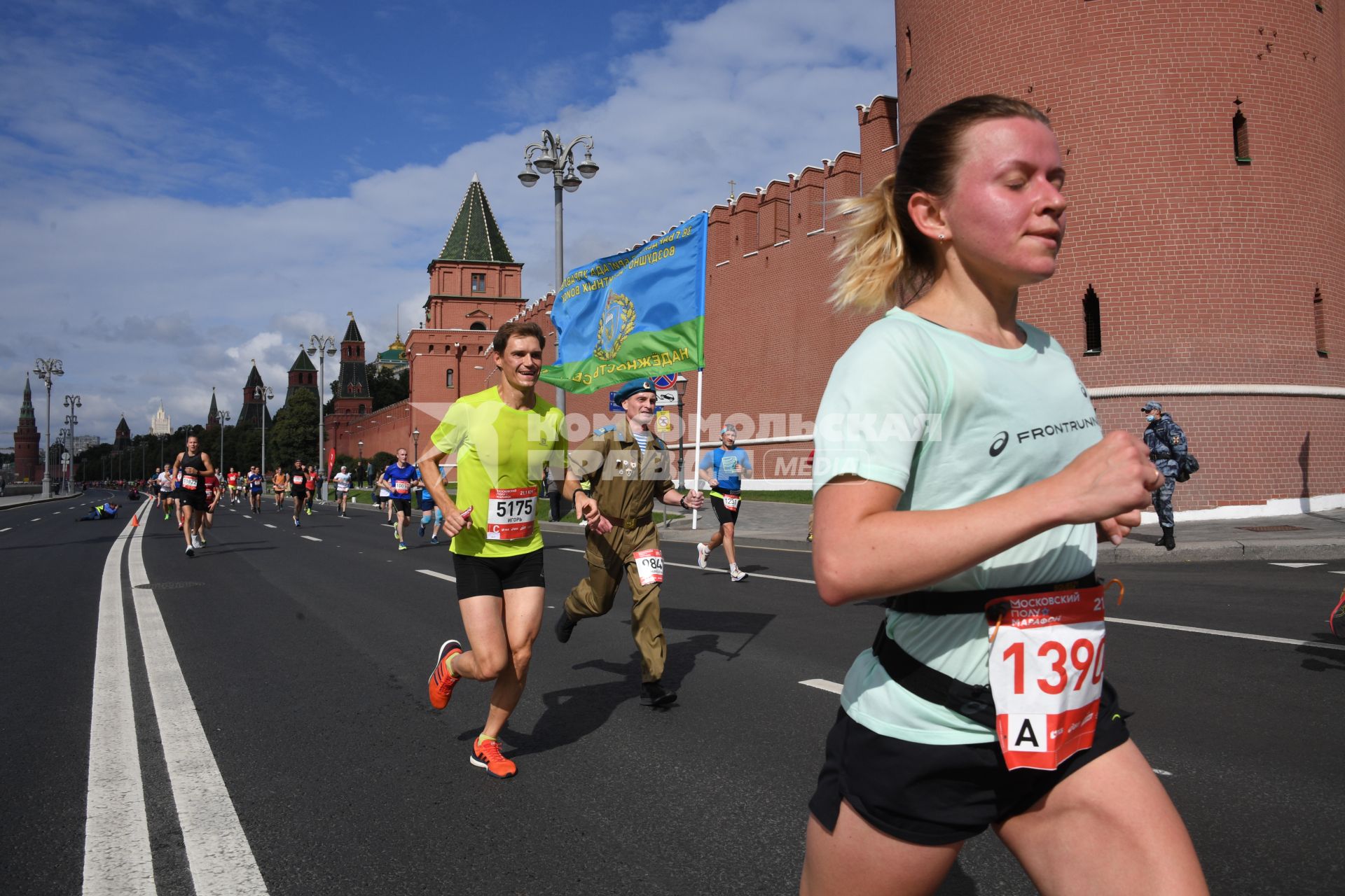 Москва.  Участники забега во время Московского полумарафона - 2020.