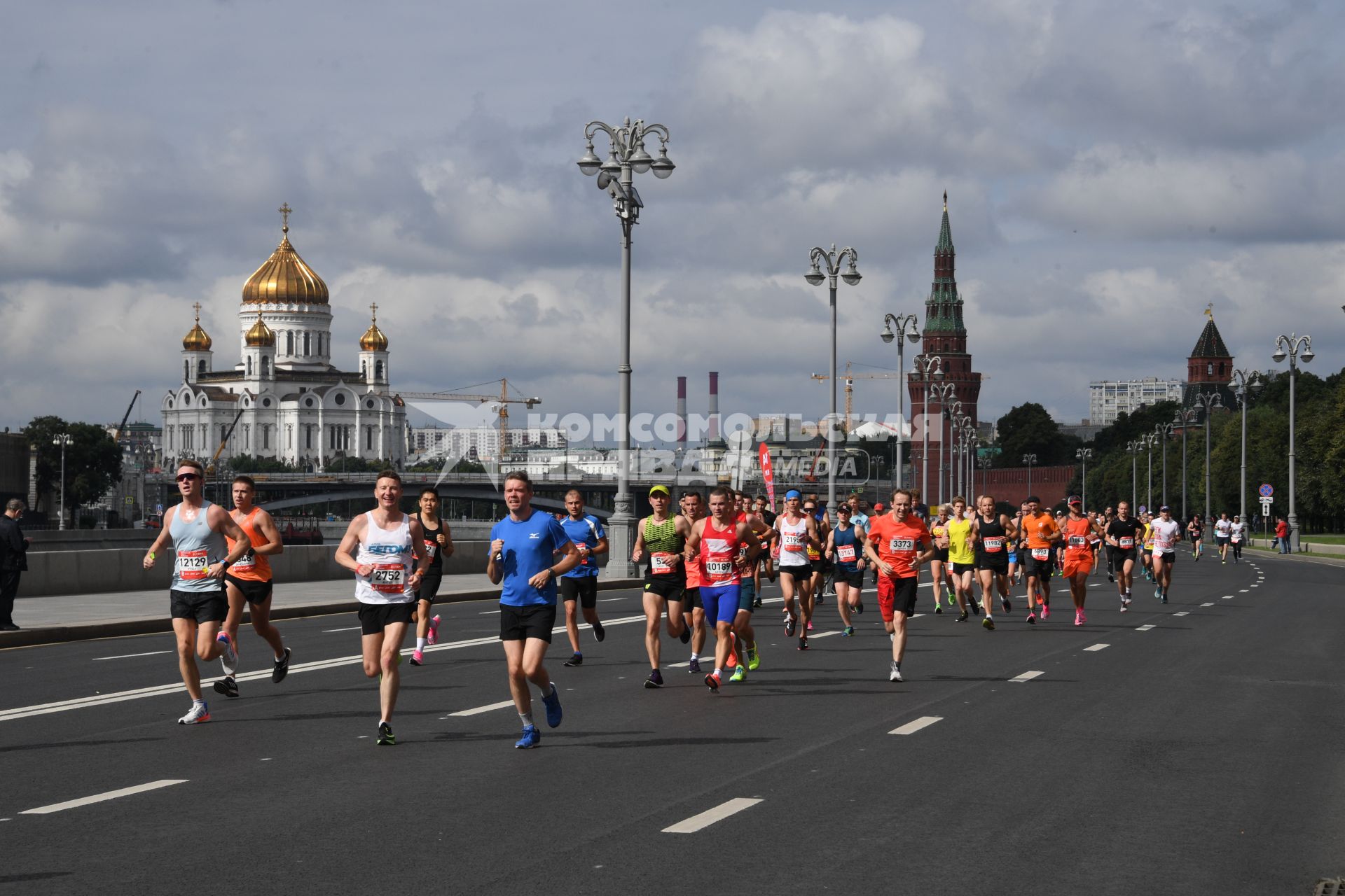 Москва.  Участники забега во время Московского полумарафона - 2020.