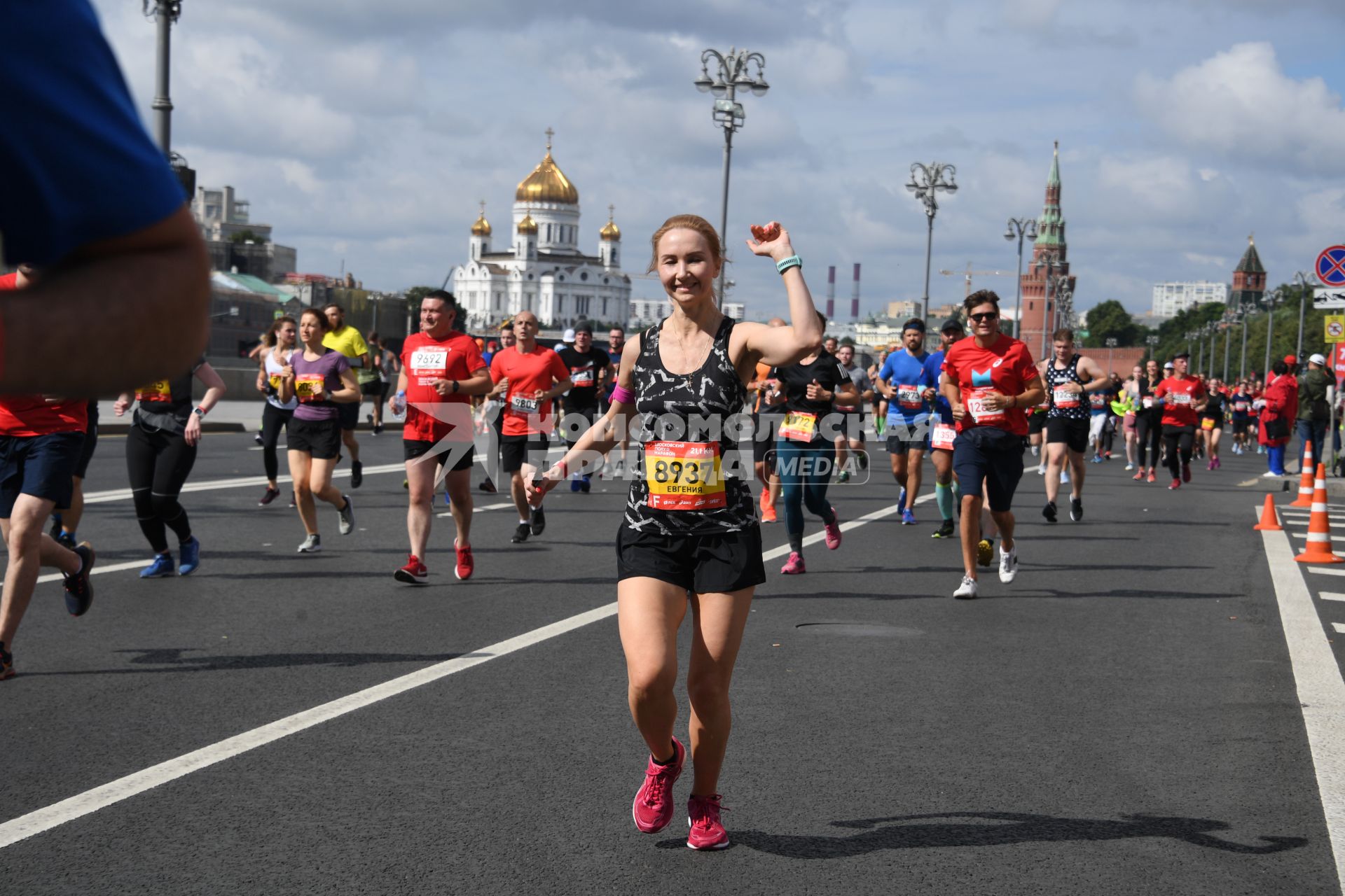 Москва.  Участники забега на финише Московского полумарафона - 2020.