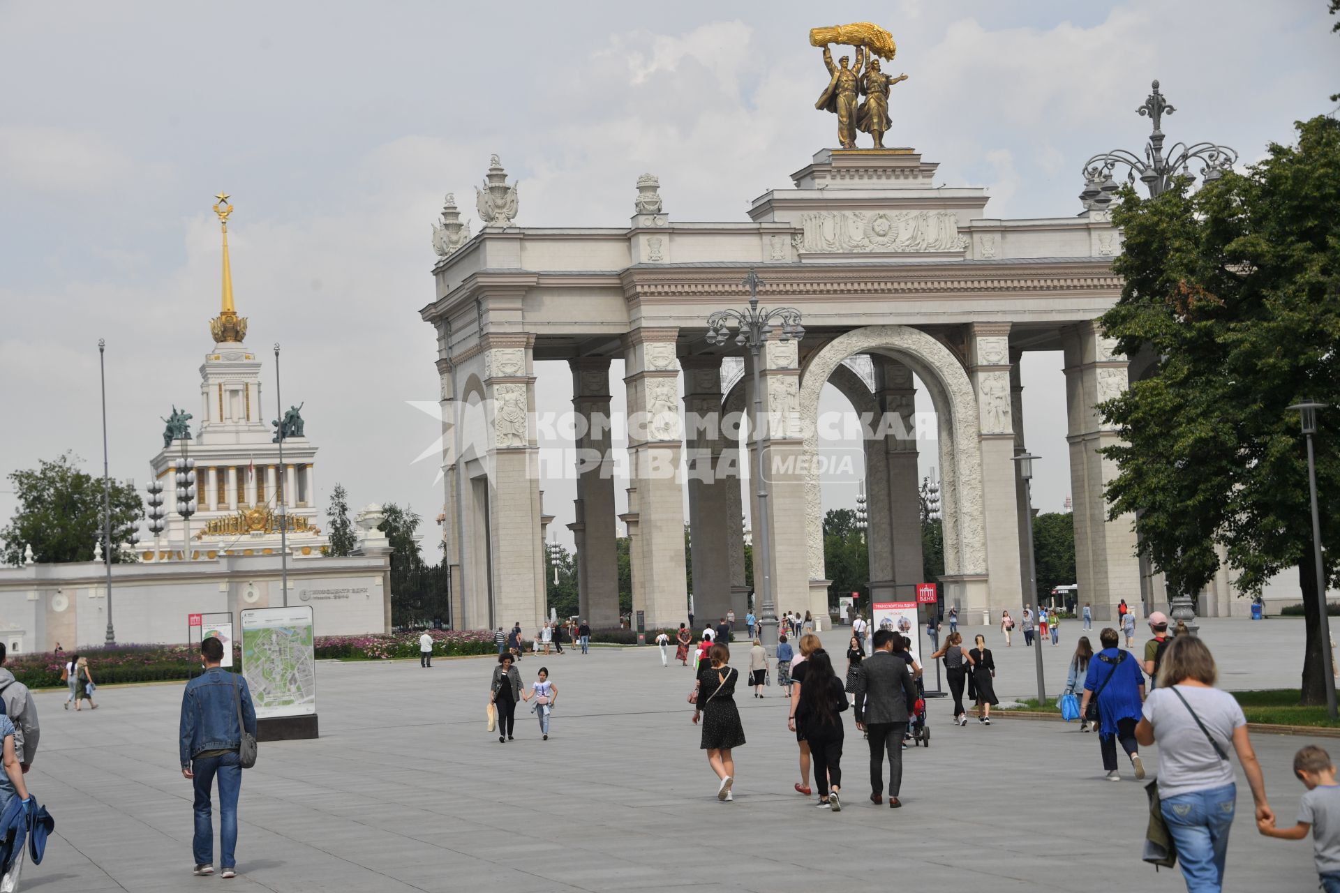 Москва.   Посетители у арки Главного входа ВДНХ.