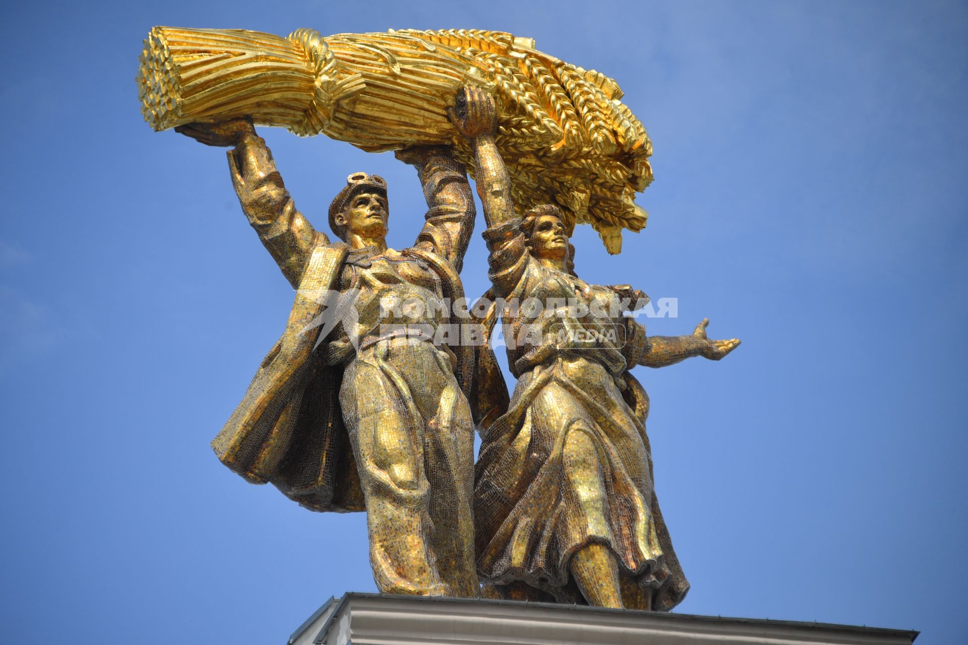 Москва.   Статуя тракториста и колхозницы на арке главного входа на ВДНХ.