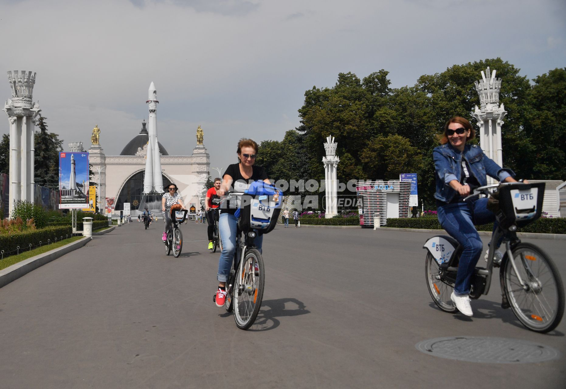 Москва.   Посетители на ВДНХ.