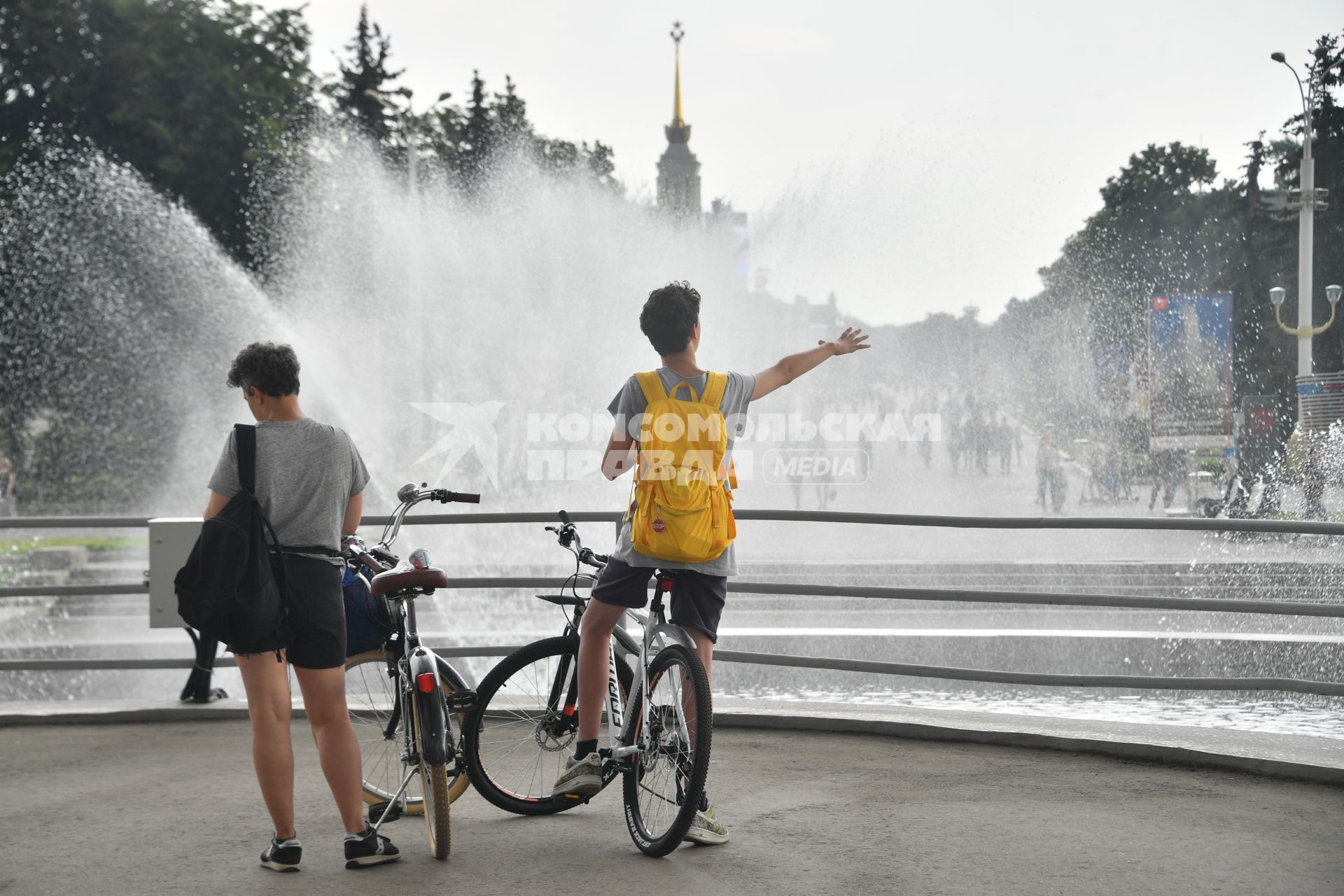 Москва.   Велосипедисты на ВДНХ.