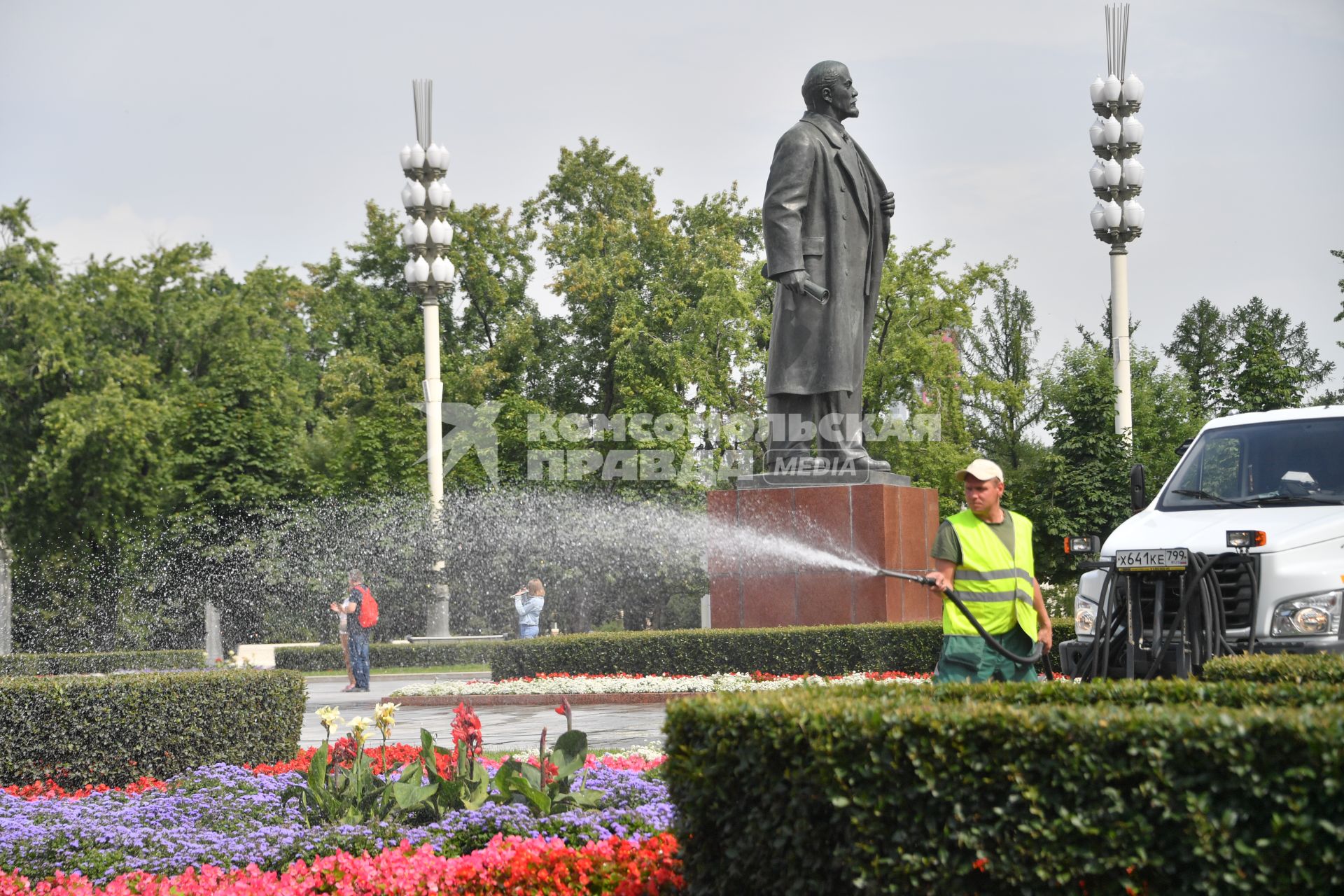 Москва.   Памятник Ленину на ВДНХ.