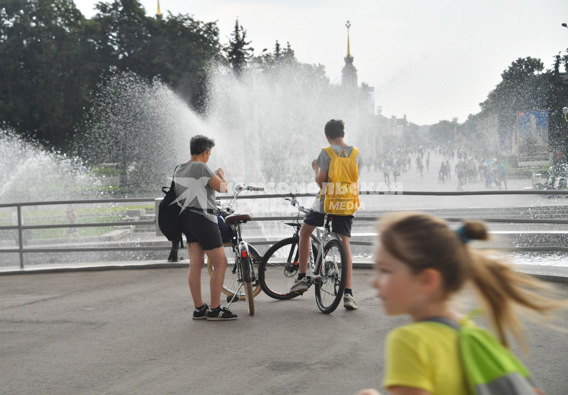 Москва.   Велосипедисты на ВДНХ.