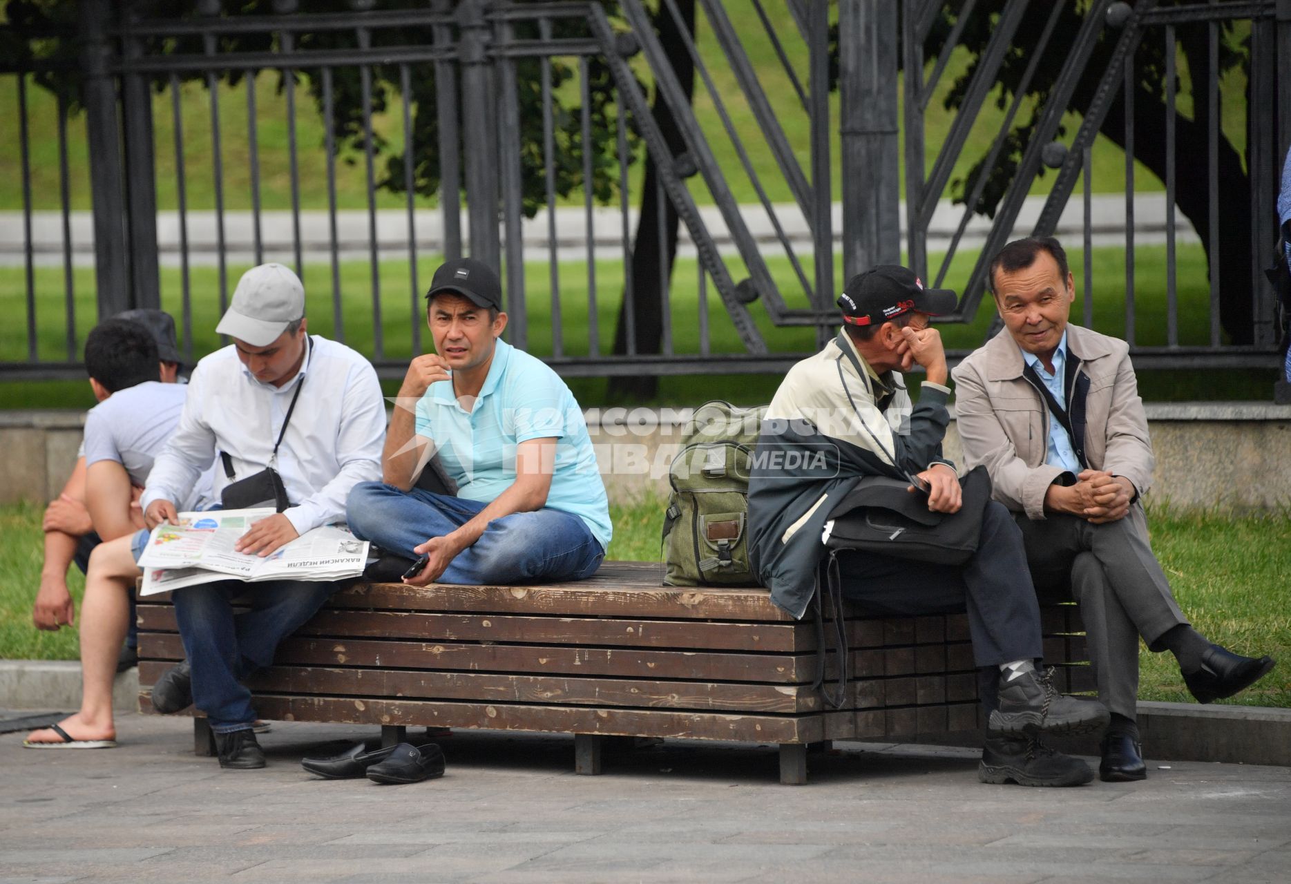 Москва.   Мужчины сидят на лавочке.