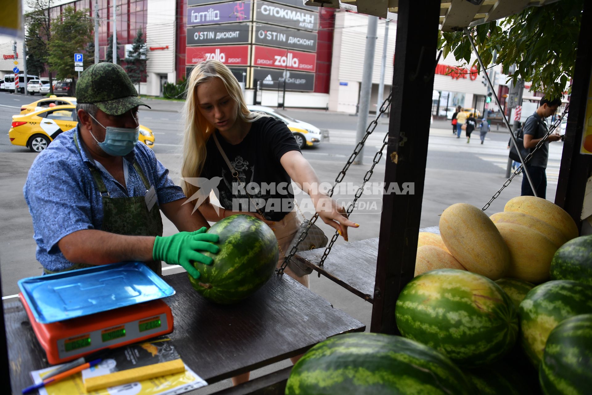 Москва.   Торговля арбузами и дынями на одном из бахчевых развалов города.