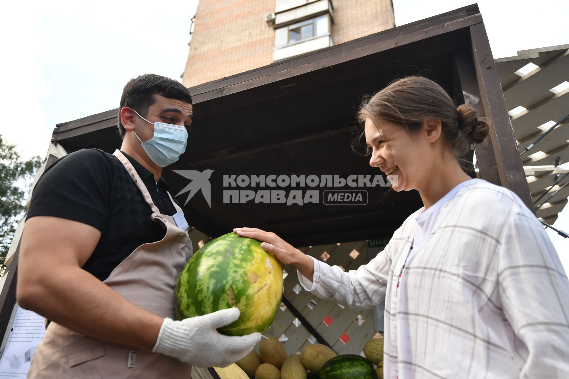 Москва.   Торговля арбузами и дынями на одном из бахчевых развалов города.