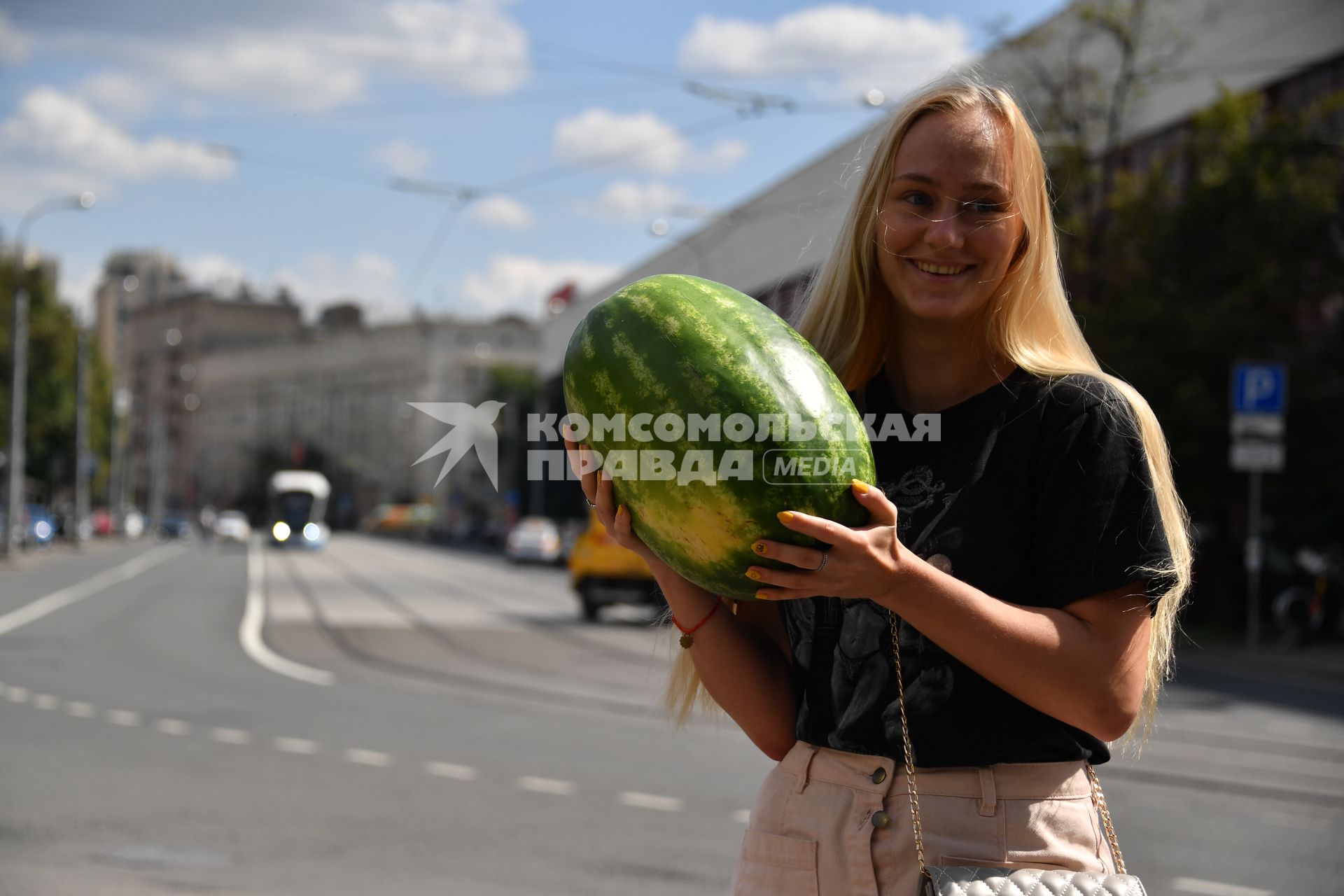 Москва.    Девушка с арбузом.