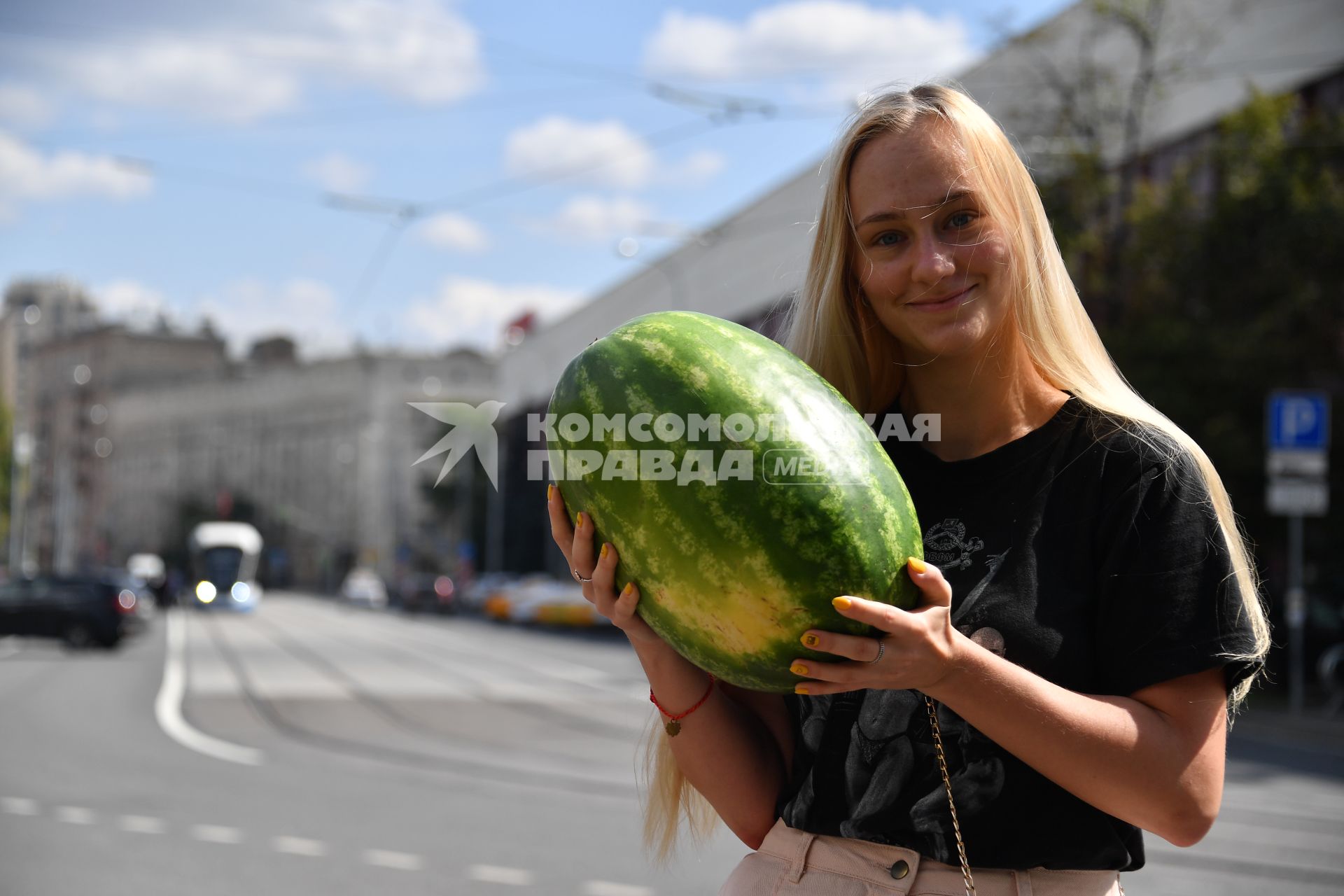 Москва.    Девушка с арбузом.