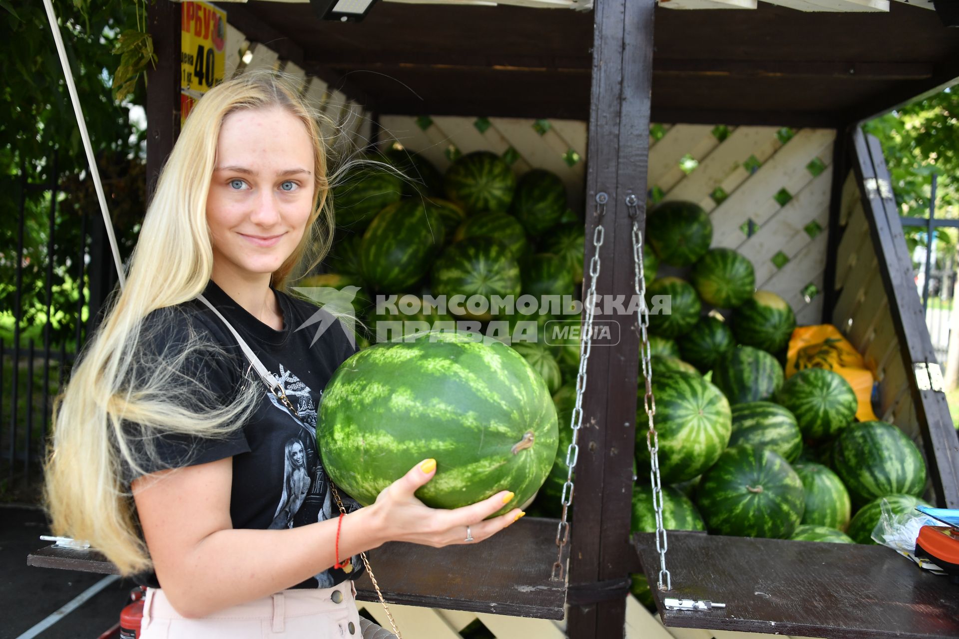 Москва.    Девушка с арбузом.