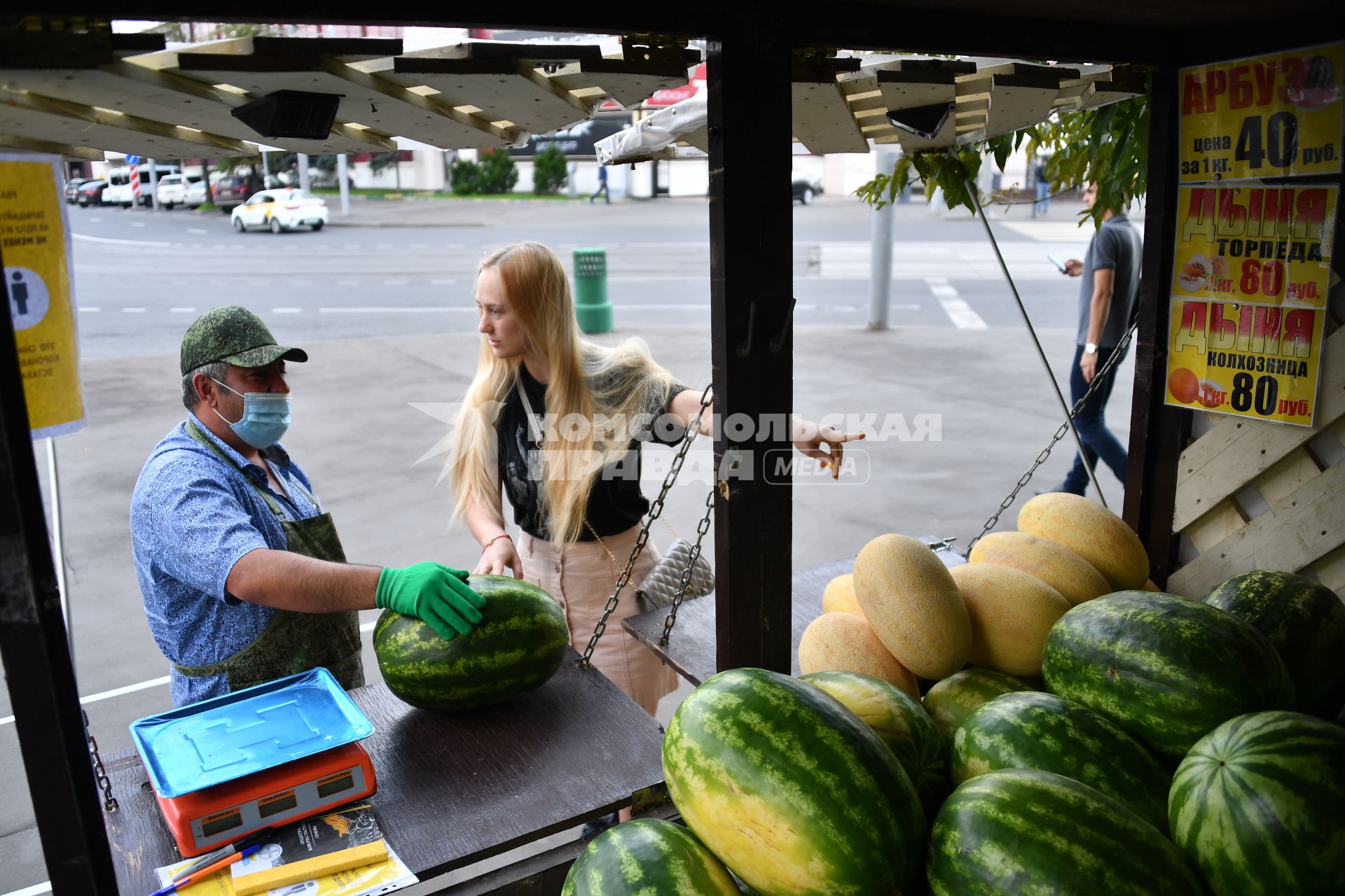 Москва.   Торговля арбузами и дынями на одном из бахчевых развалов города.