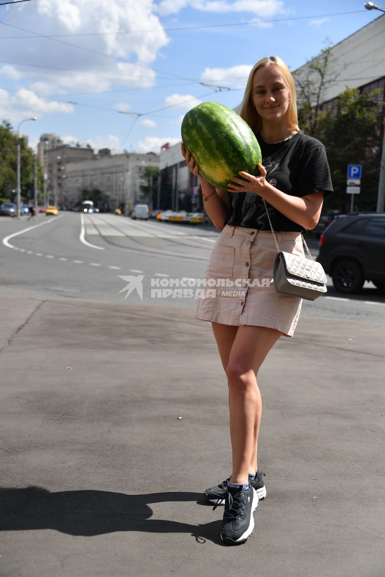 Москва.    Девушка с арбузом.