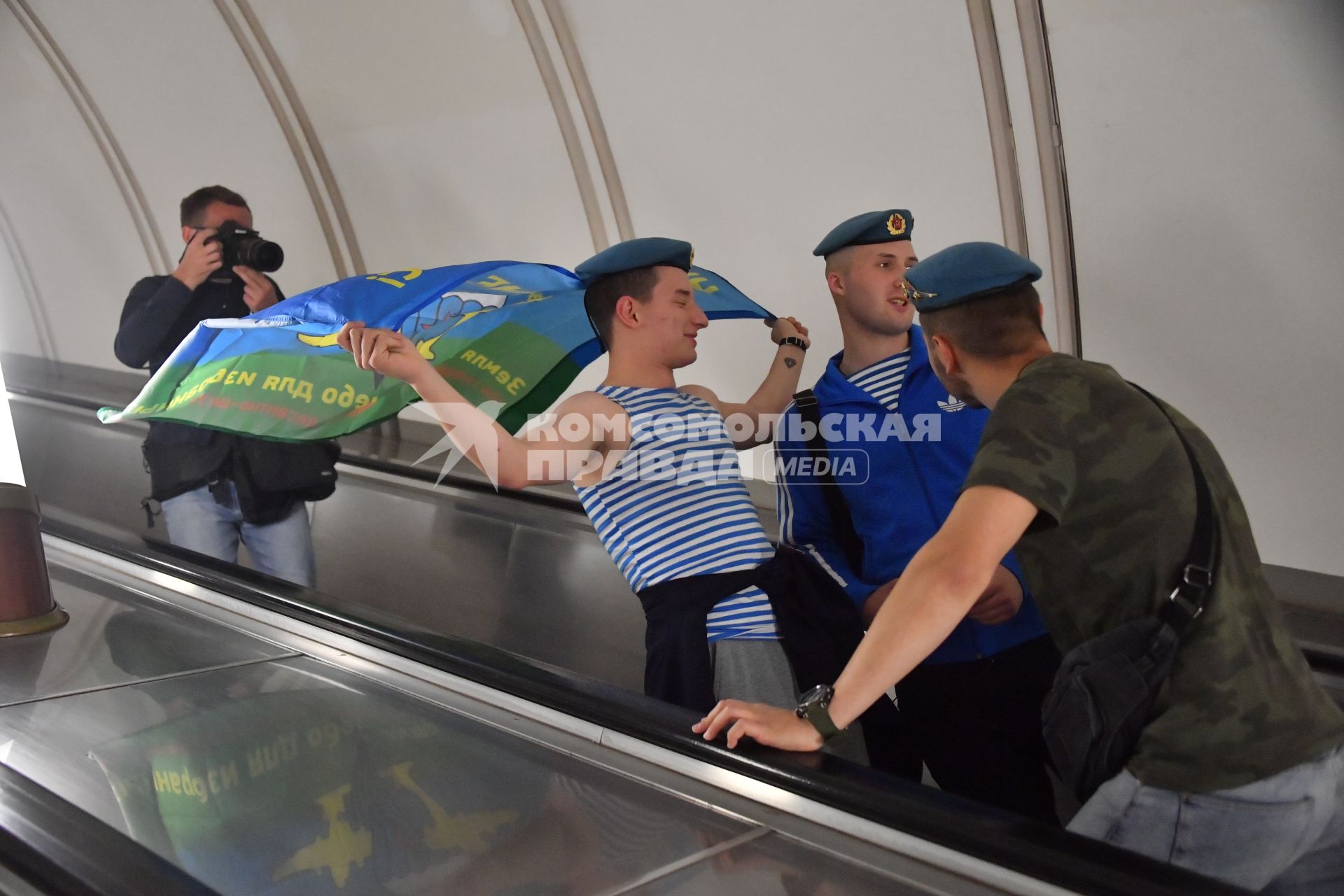 Москва.  Десантники  во время празднования Дня Воздушно-десантных войск.