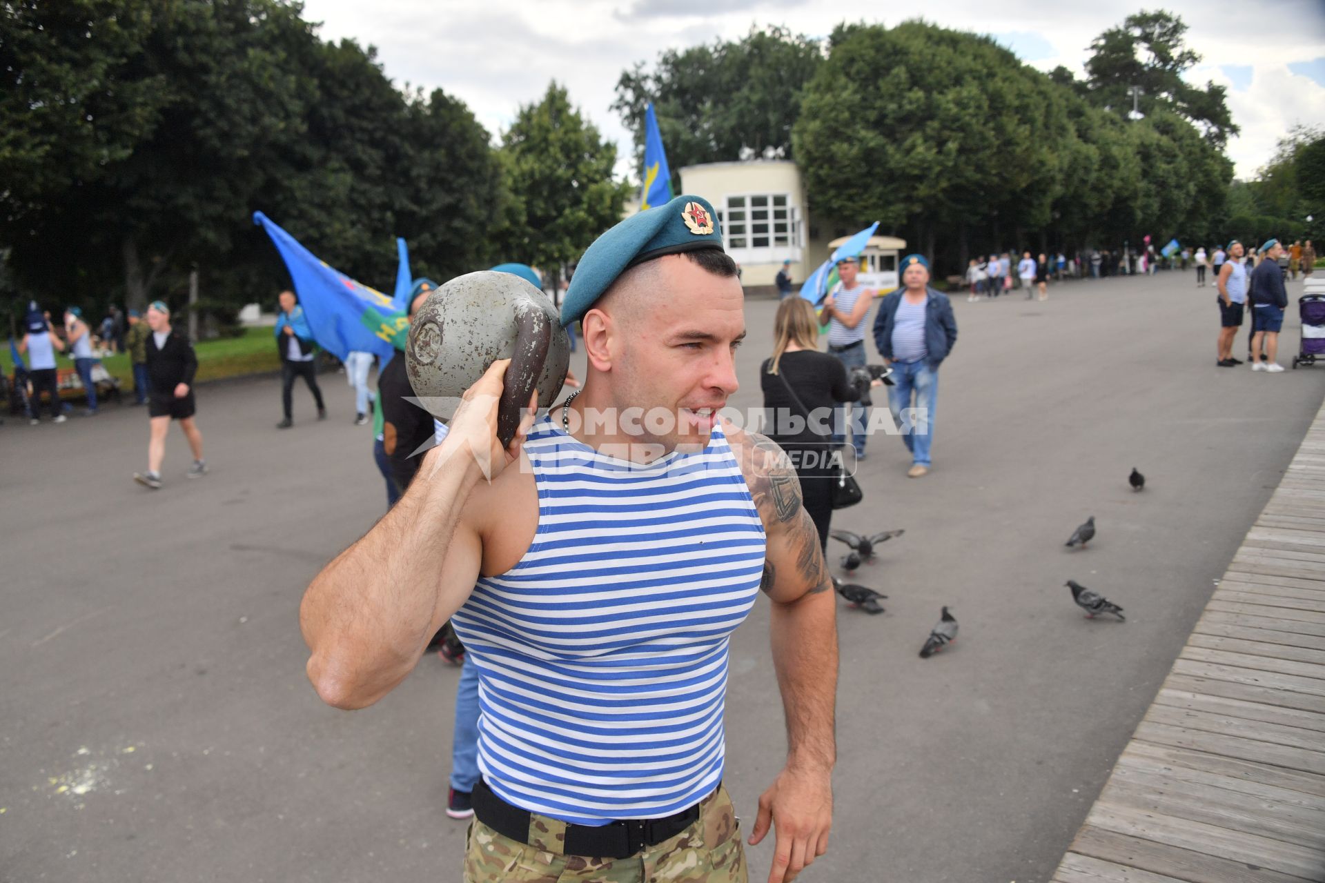 Москва.  Десантник с гирей  в Парке Горького в День Воздушно-десантных войск.