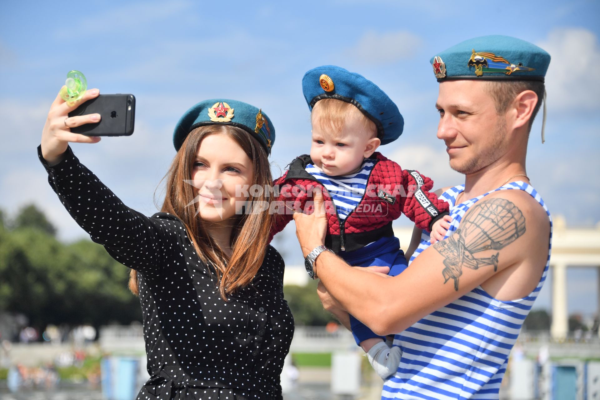 Москва.  Мужчина и женщина с ребенком  во время празднования Дня Воздушно-десантных войск в Парке Горького.