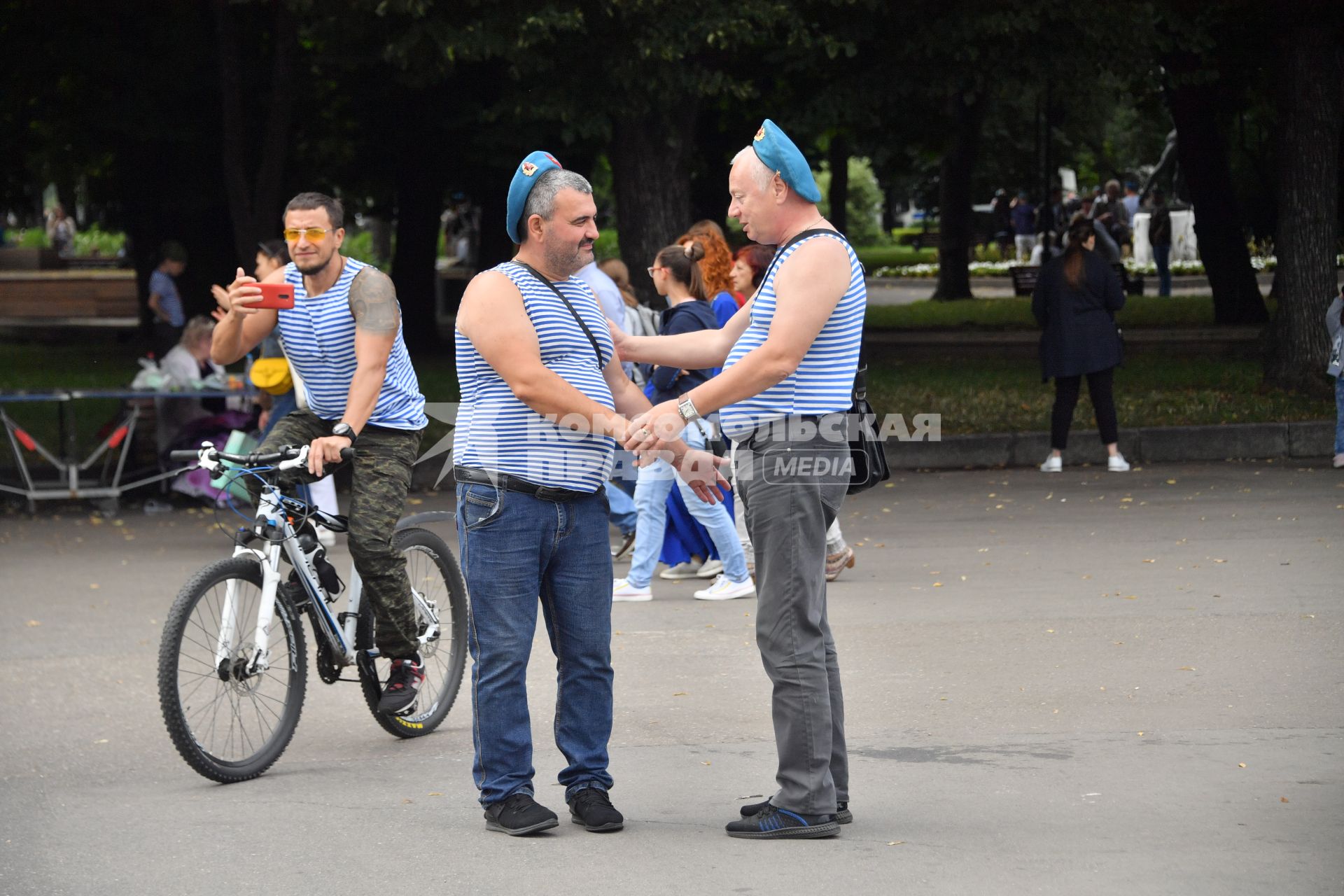 Москва.  Десантники во время празднования Дня Воздушно-десантных войск в Парке Горького.