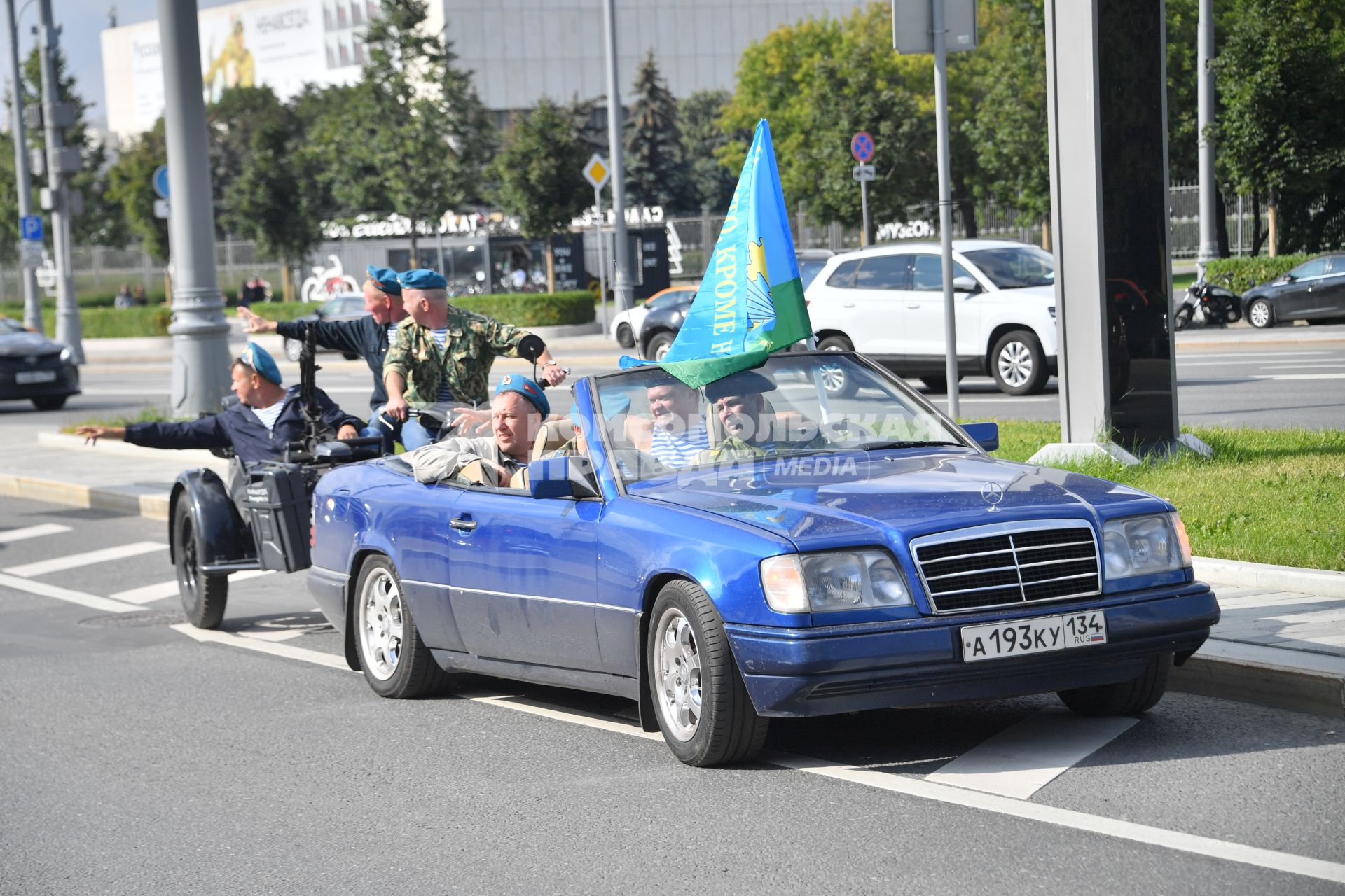 Москва.  Десантники  во время празднования Дня Воздушно-десантных войск.