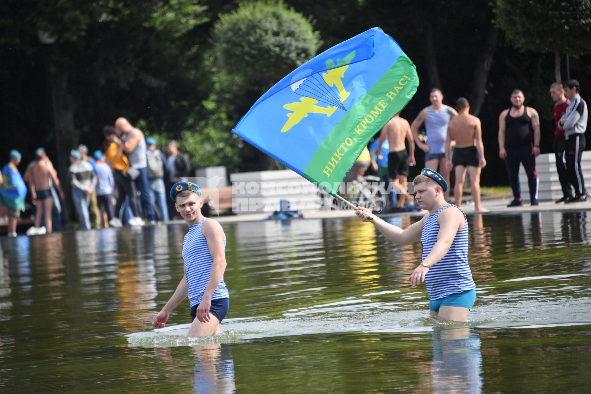 Москва.  Десантники купаются в фонтане в Парке Горького в День Воздушно-десантных войск.