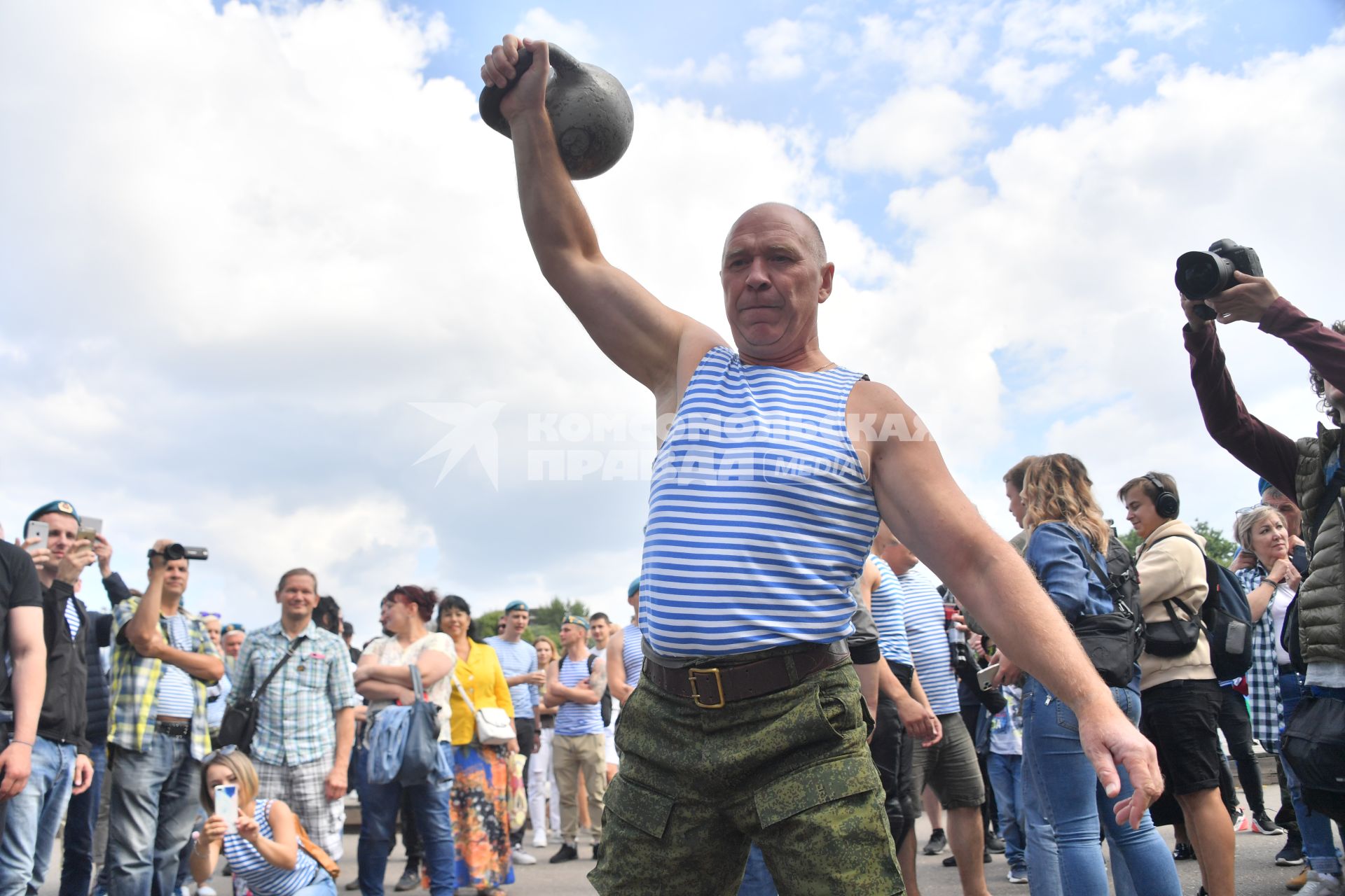 Москва.  Десантники во время празднования Дня Воздушно-десантных войск в Парке Горького.