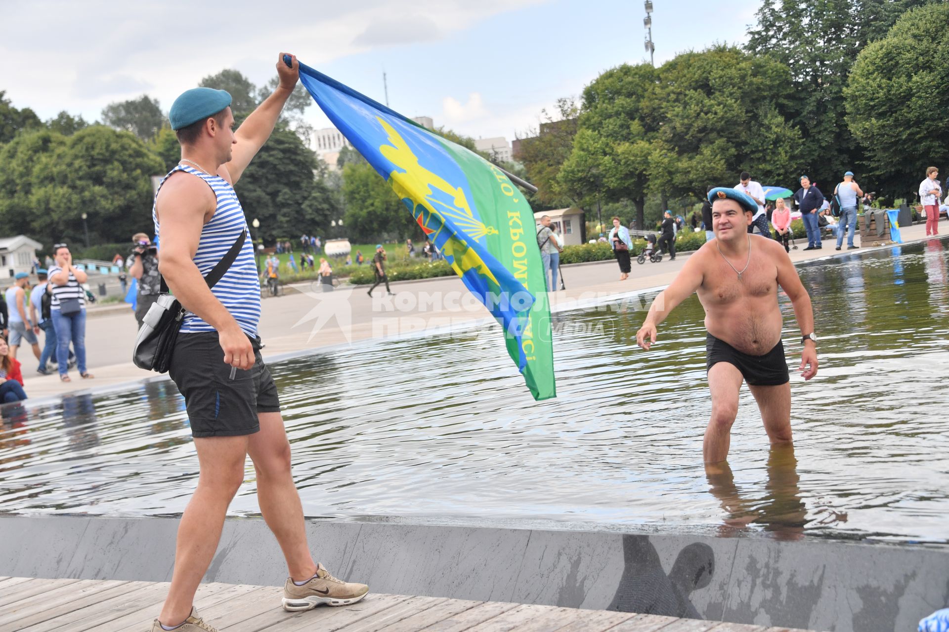 Москва.  Десантники купаются в фонтане в Парке Горького в День Воздушно-десантных войск.