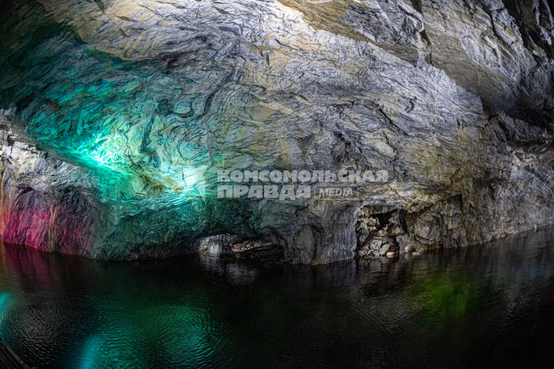 Карелия, Сортавала. В пещерах мраморного каньона  горного парка  `Рускеала`.