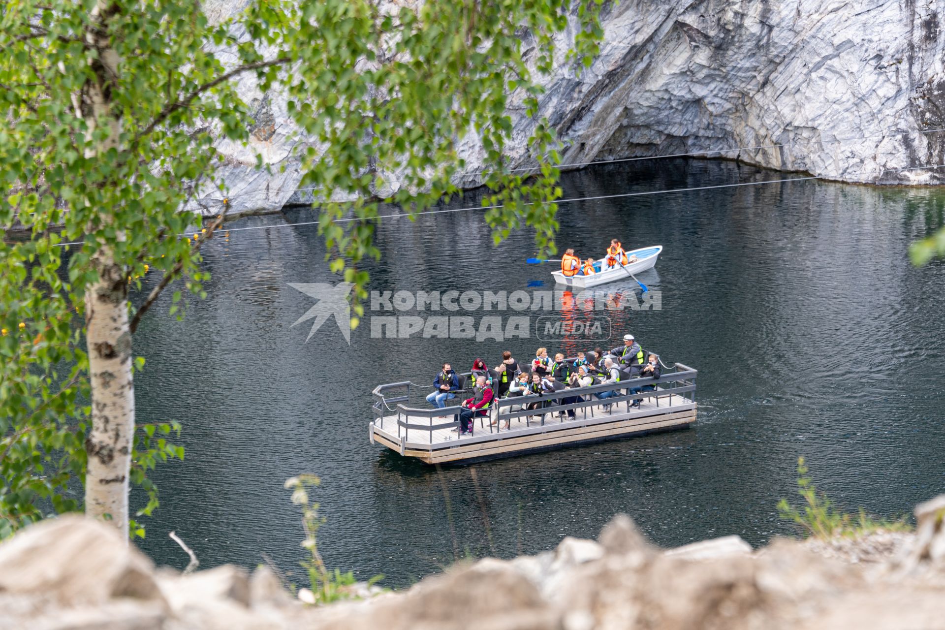 Карелия, Сортавала.  Водная врогулка по мраморному каньону горного парка  `Рускеала`.